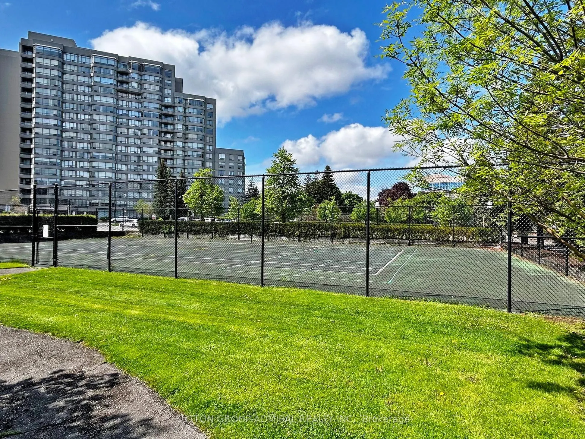 11 Townsgate Drive #401