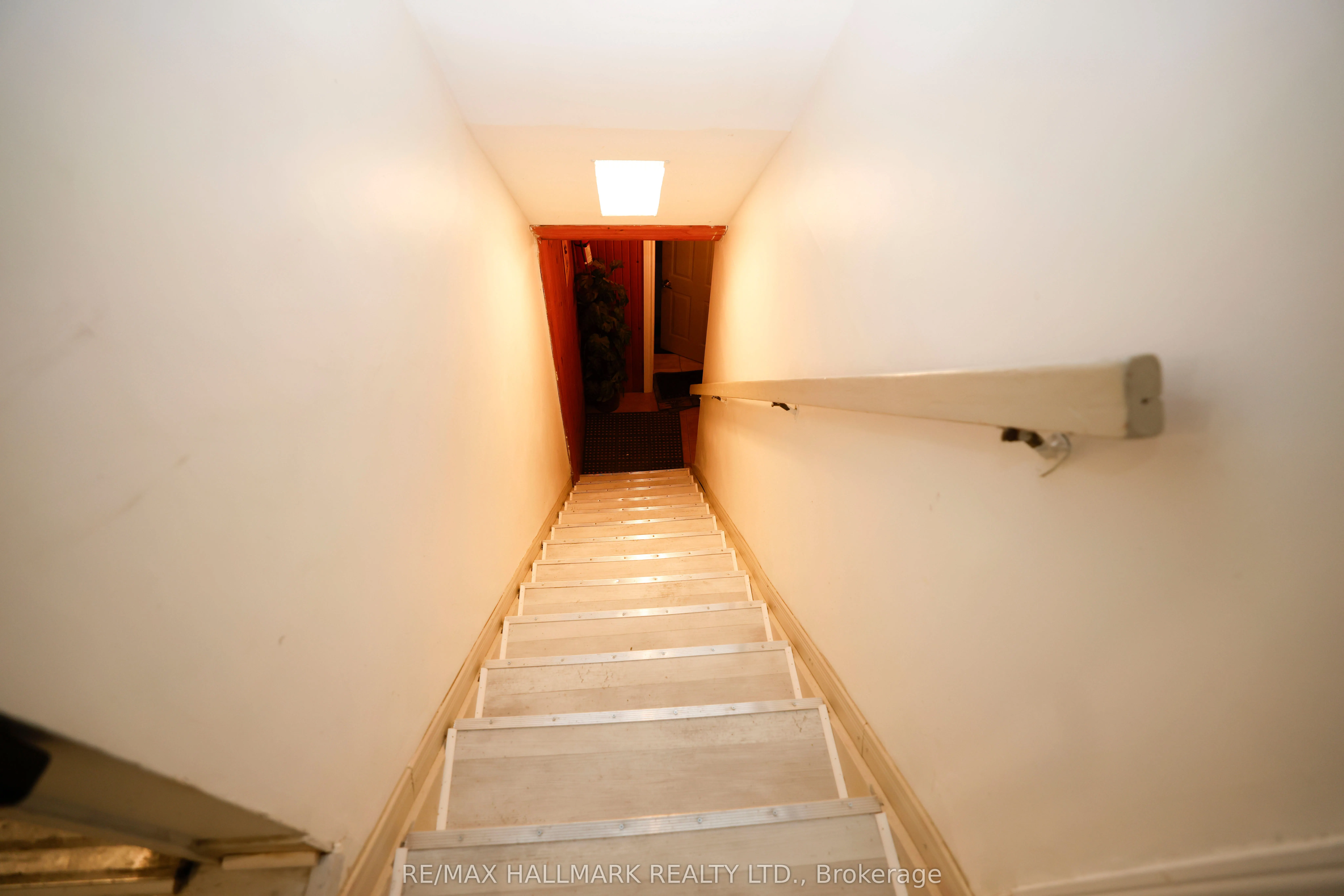 37 Holland Street W #3