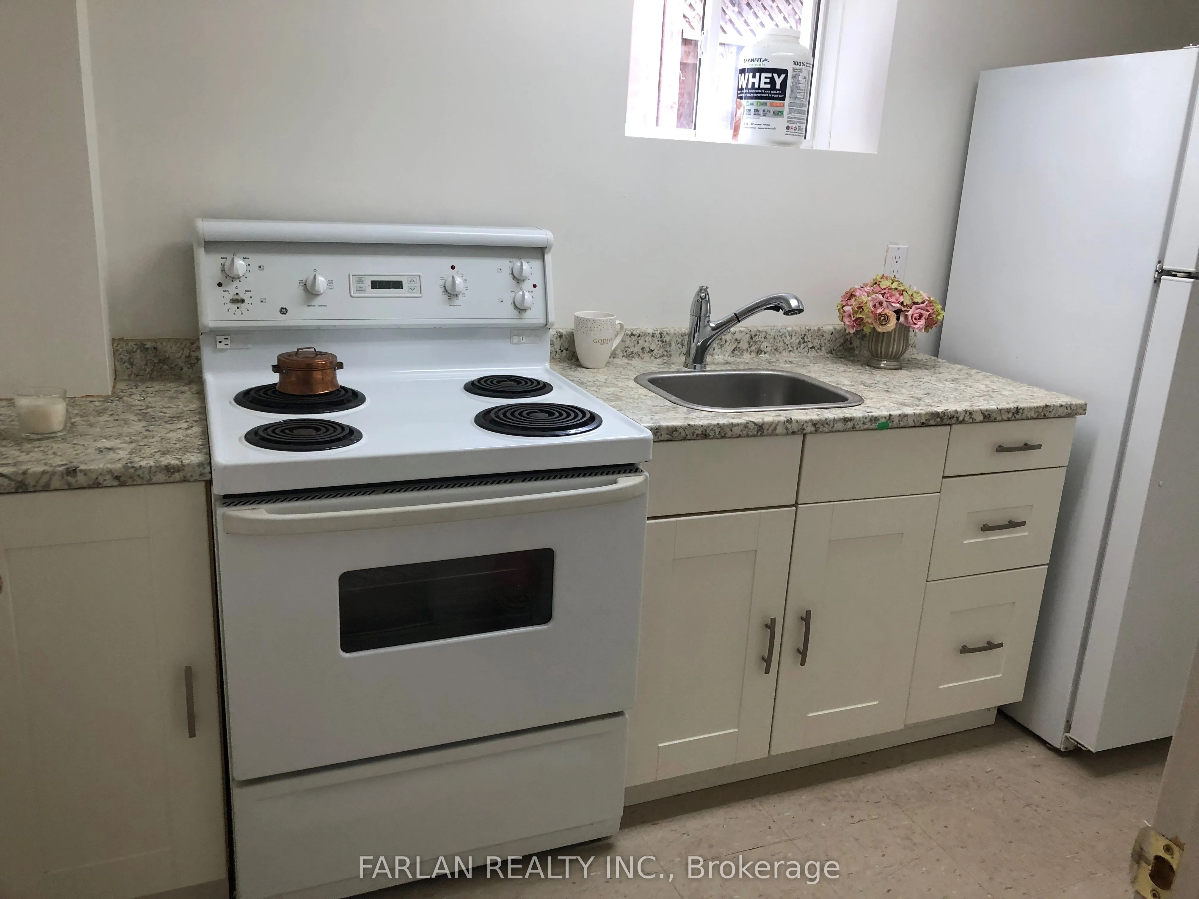 25 Desert View Crescent