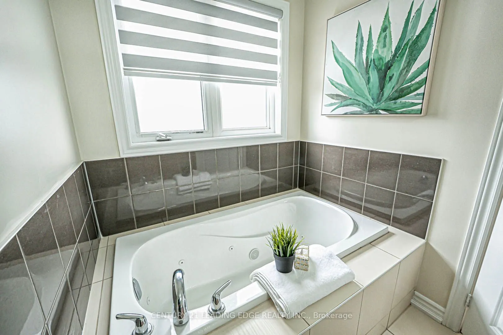 87 Ridge Gate Crescent