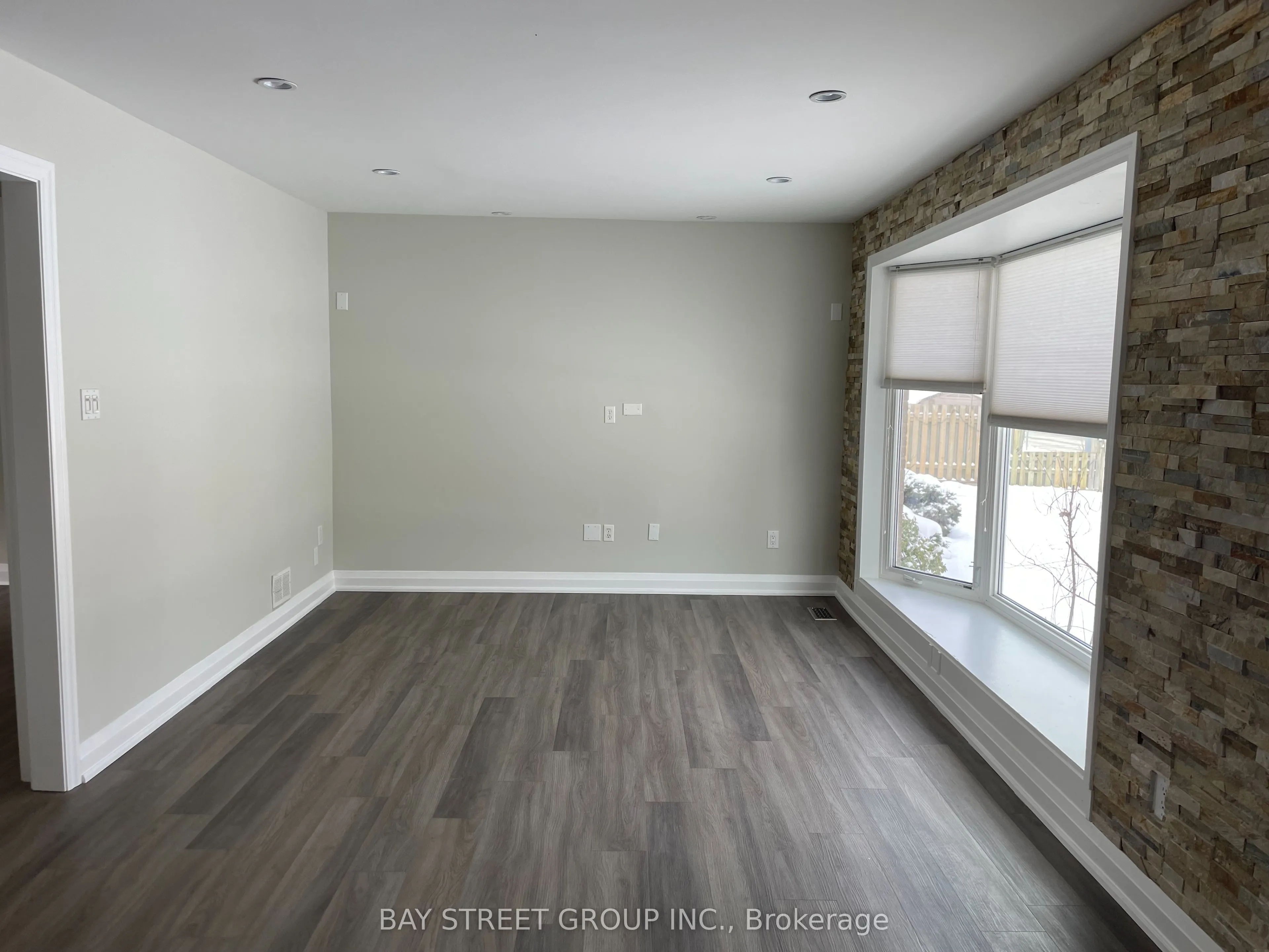 370 Centre Street E, #Main