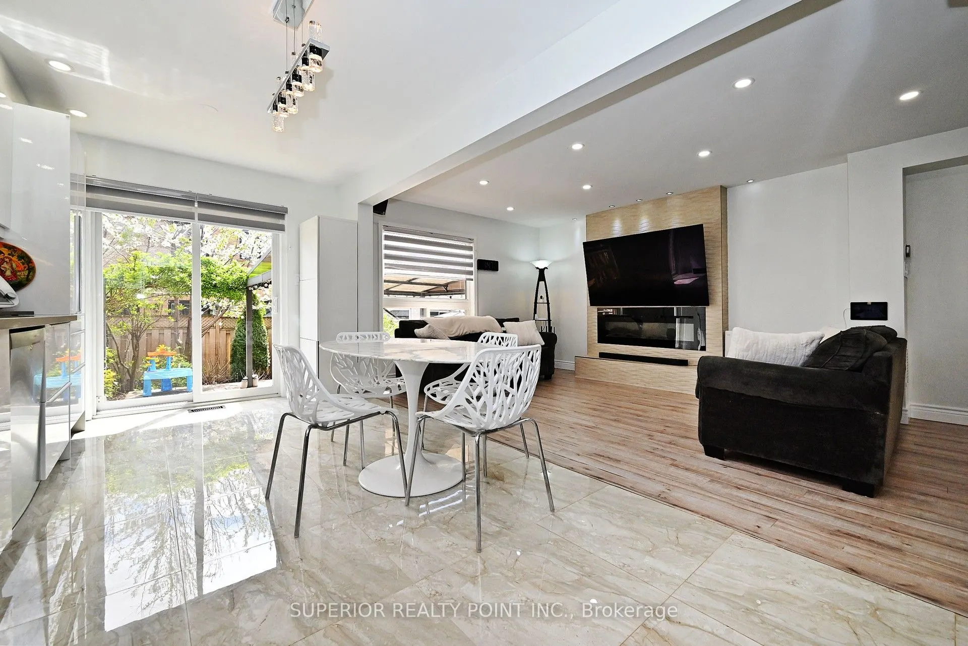 908 Oaktree Crescent