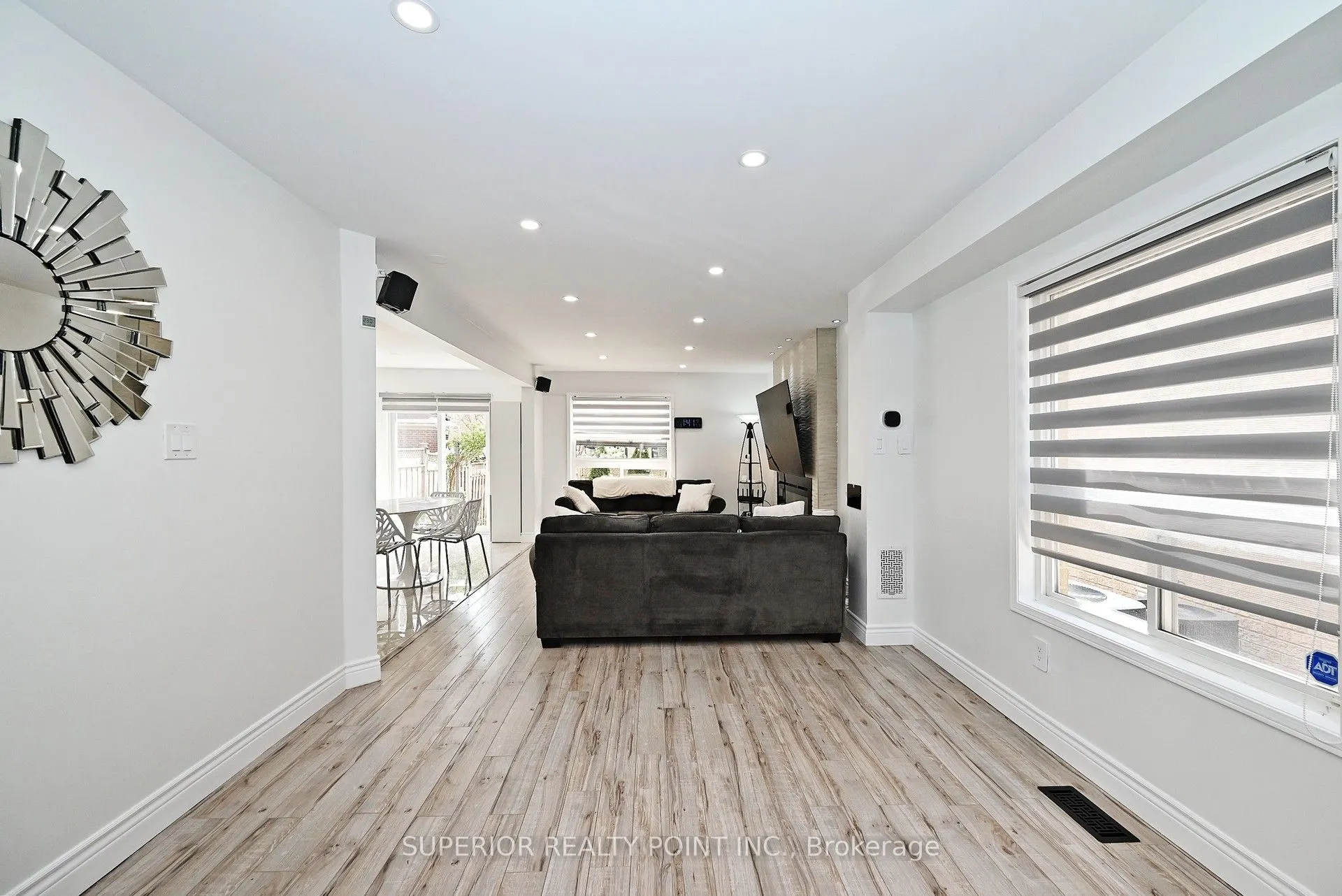 908 Oaktree Crescent