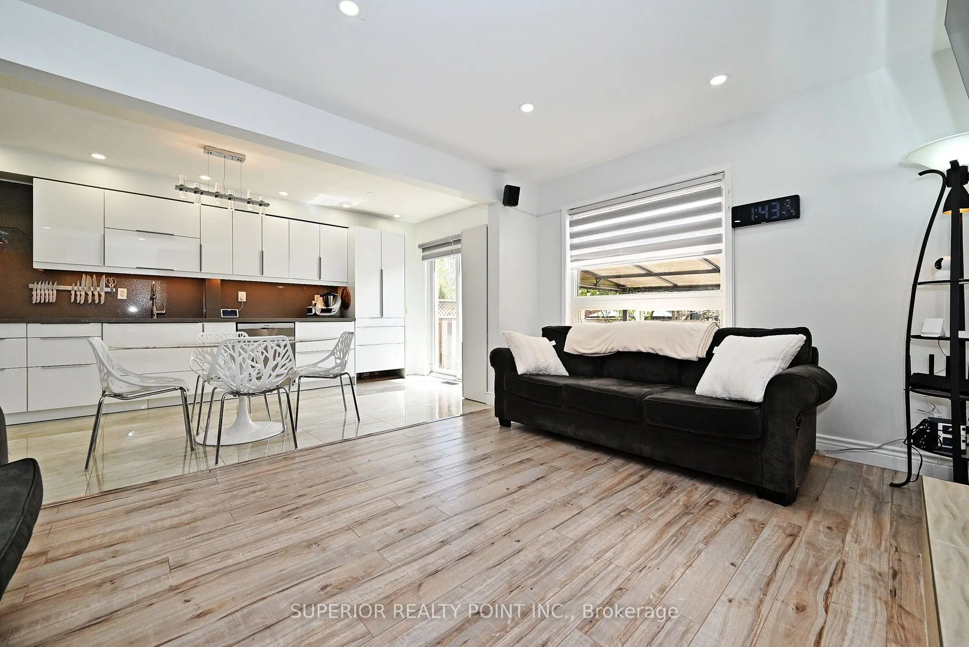 908 Oaktree Crescent