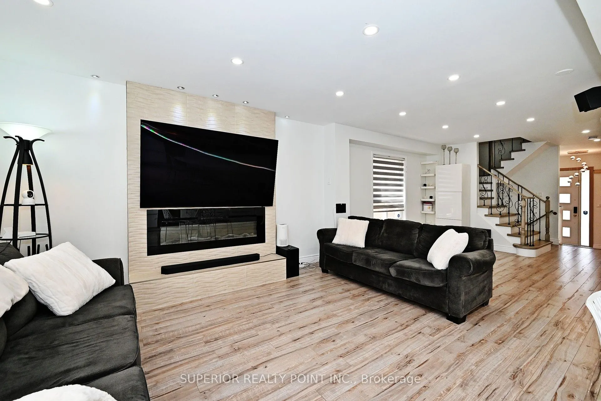 908 Oaktree Crescent