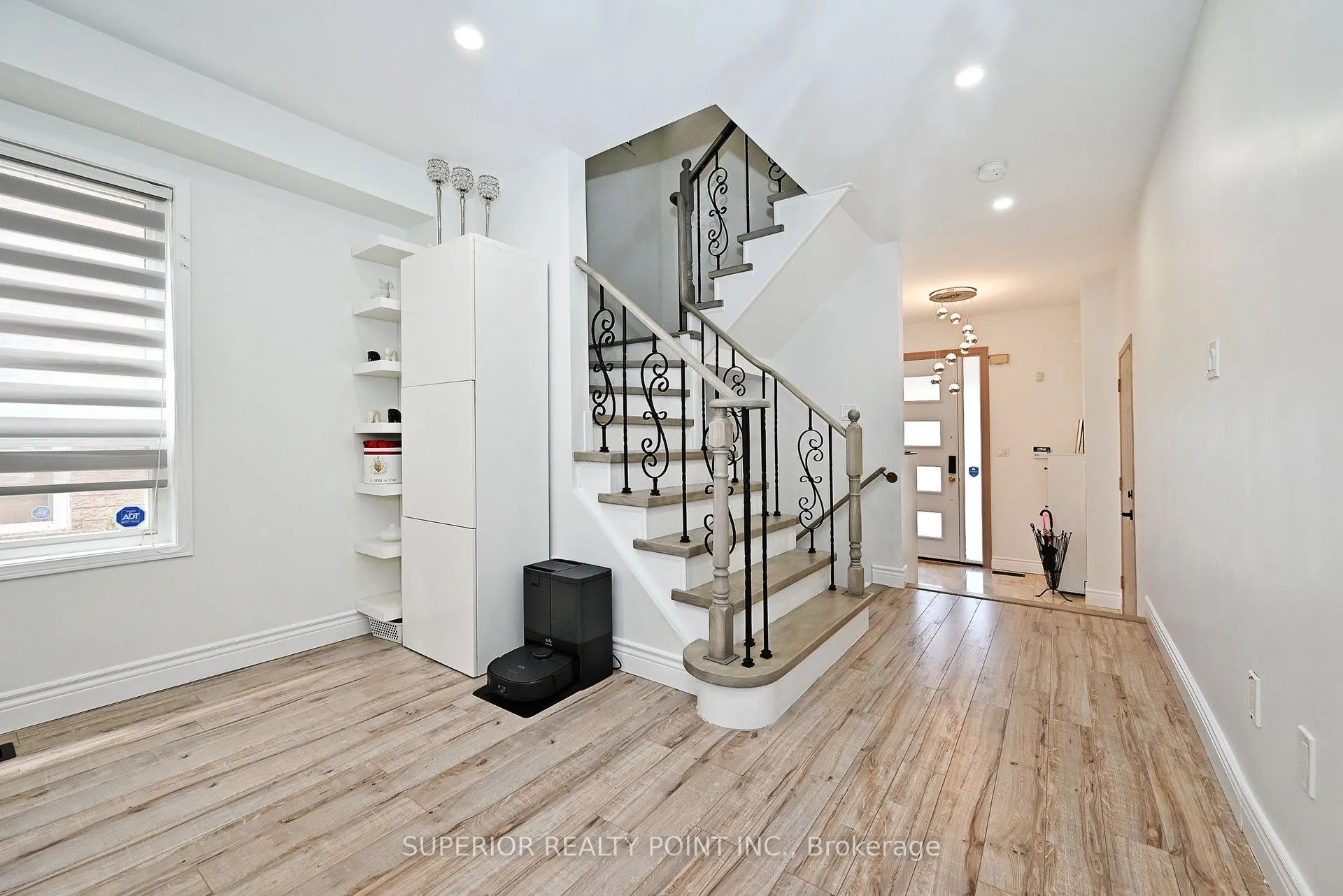 908 Oaktree Crescent