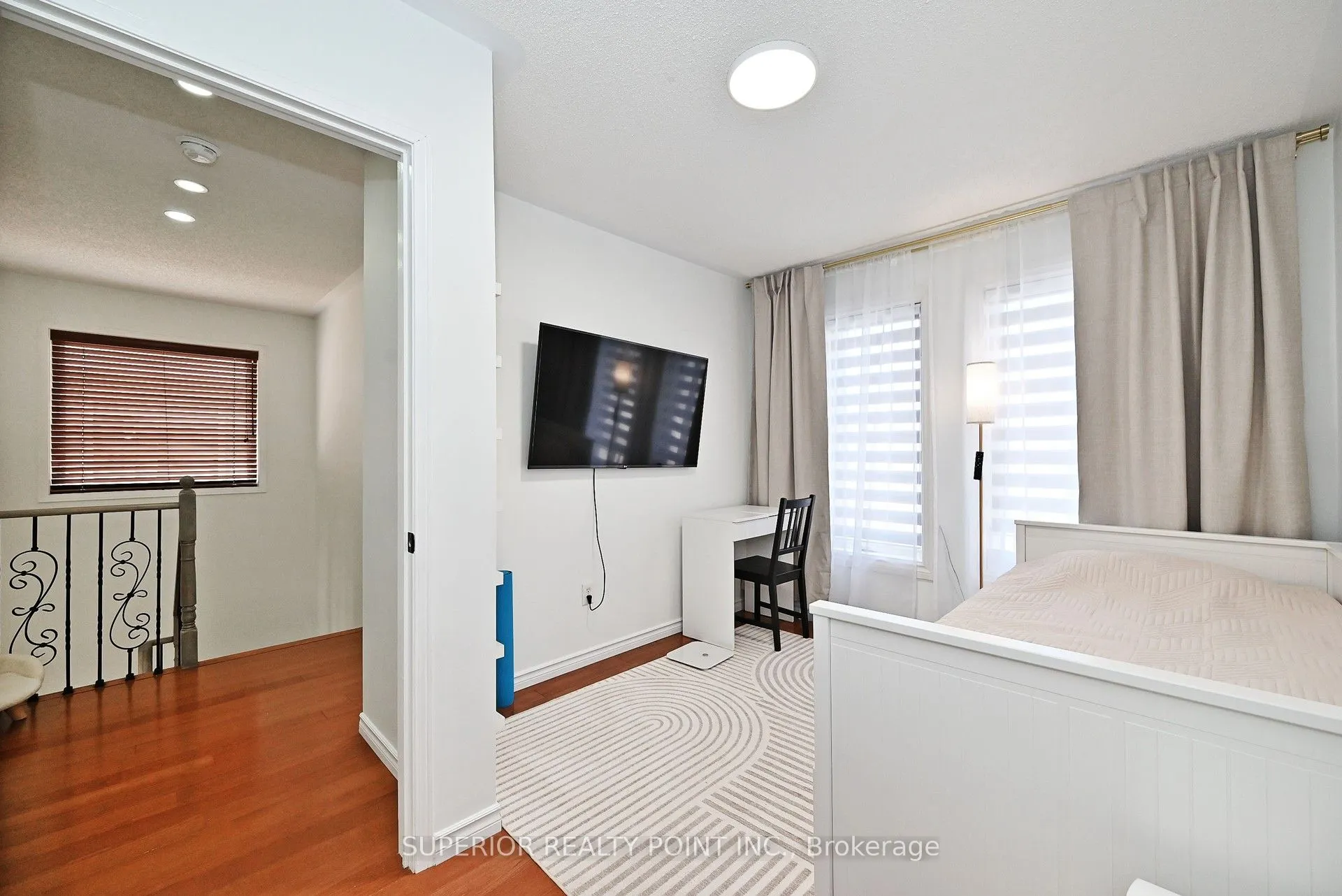 908 Oaktree Crescent
