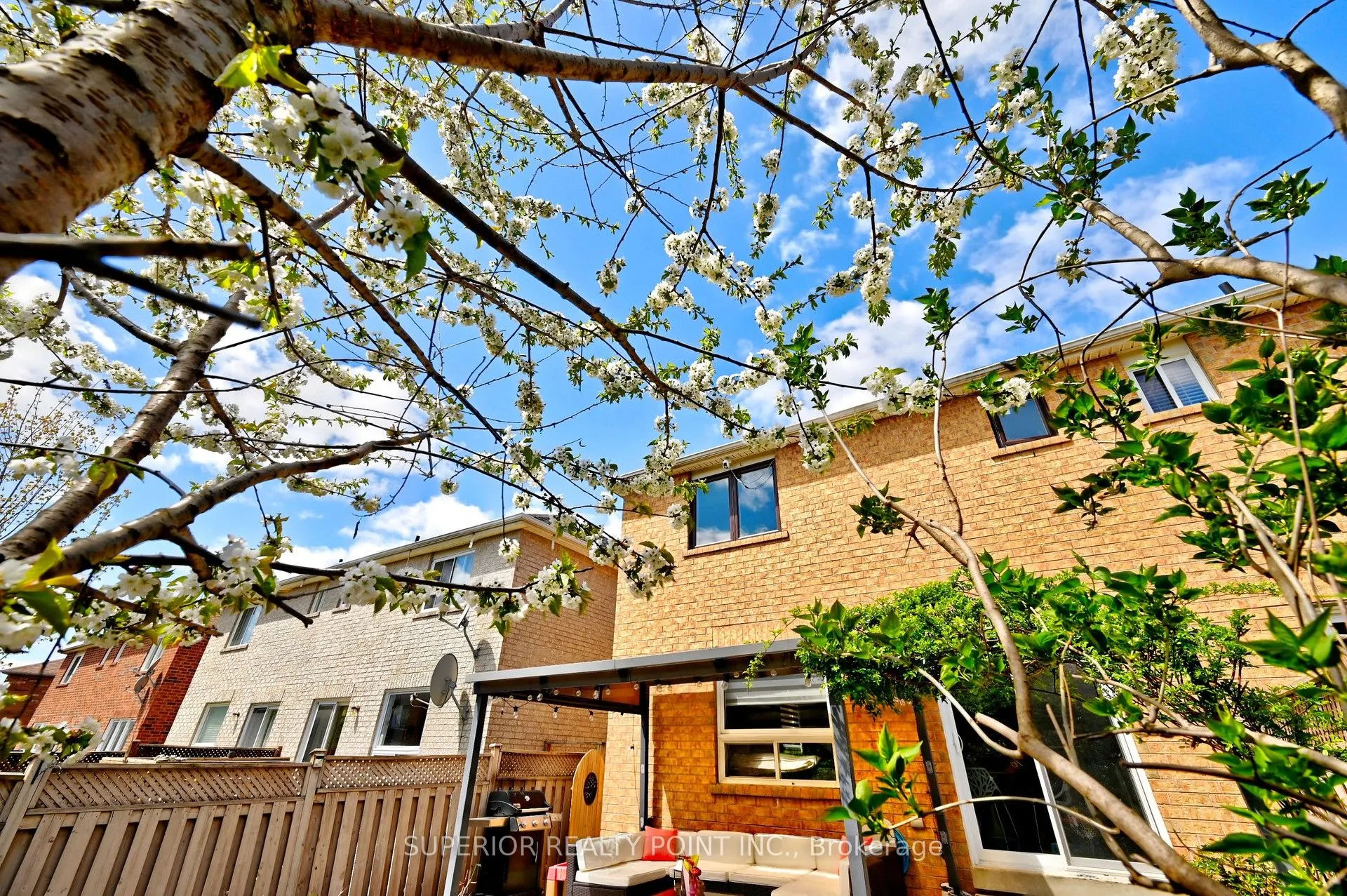 908 Oaktree Crescent