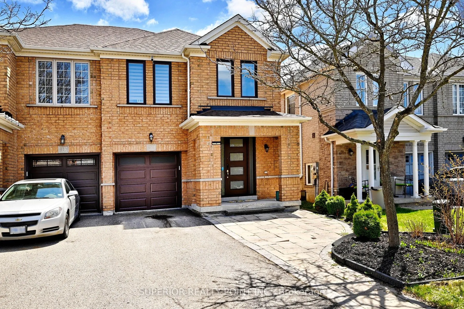 908 Oaktree Crescent