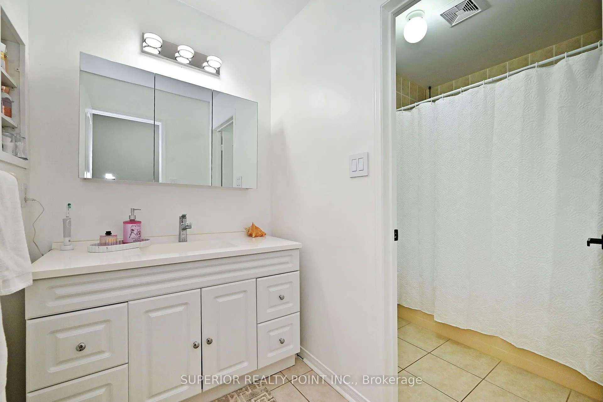 908 Oaktree Crescent