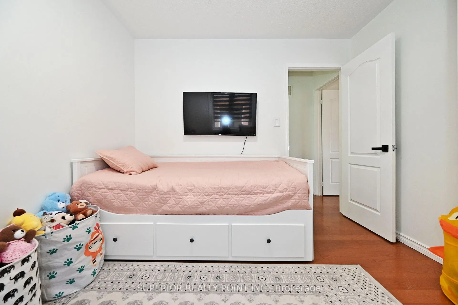 908 Oaktree Crescent