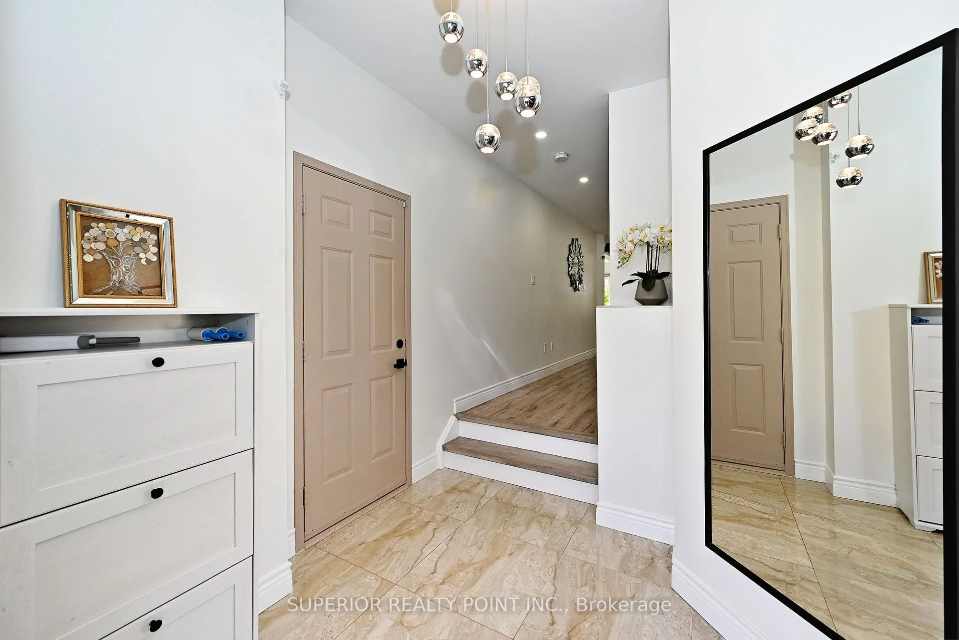 908 Oaktree Crescent