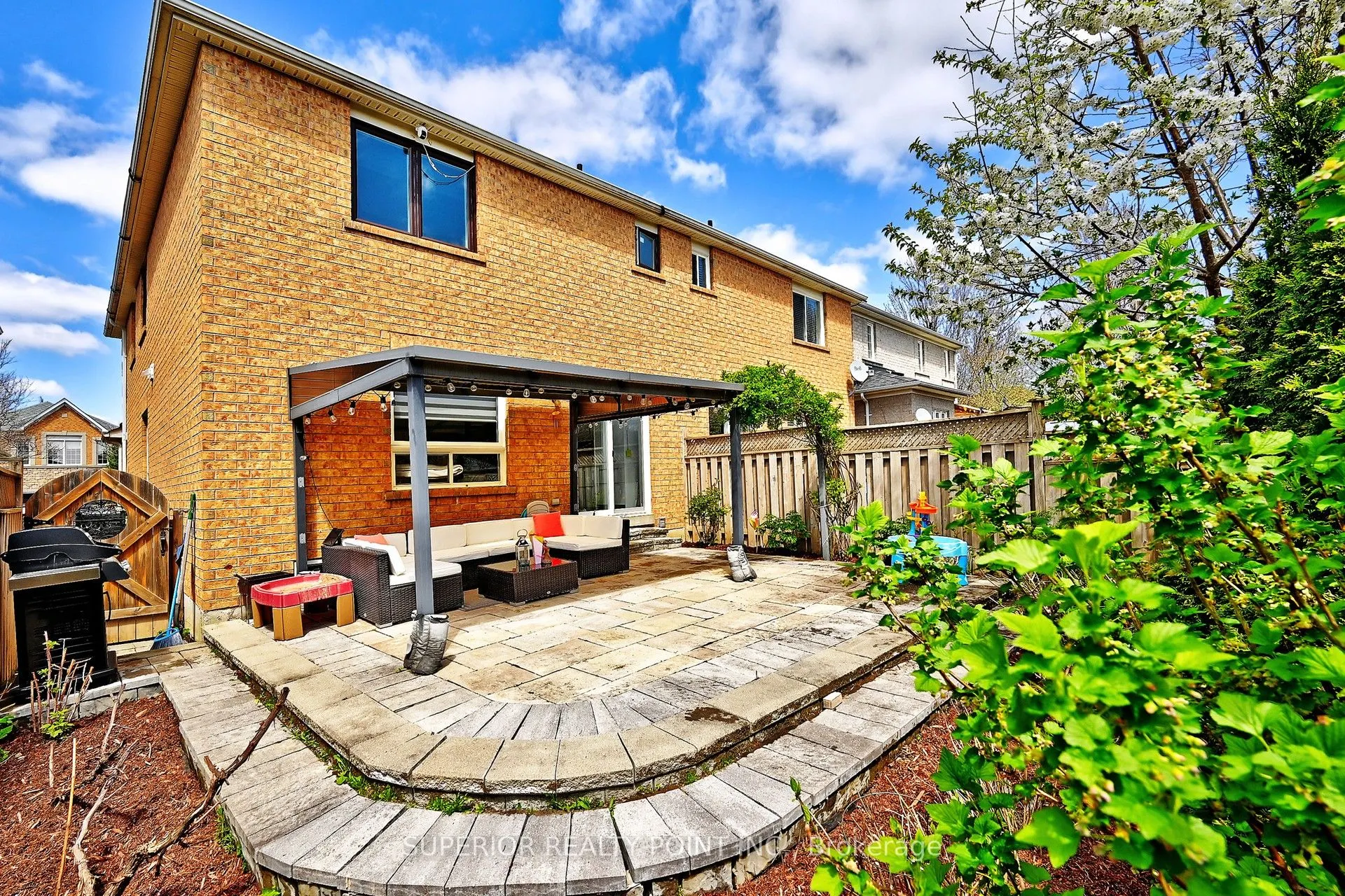 908 Oaktree Crescent