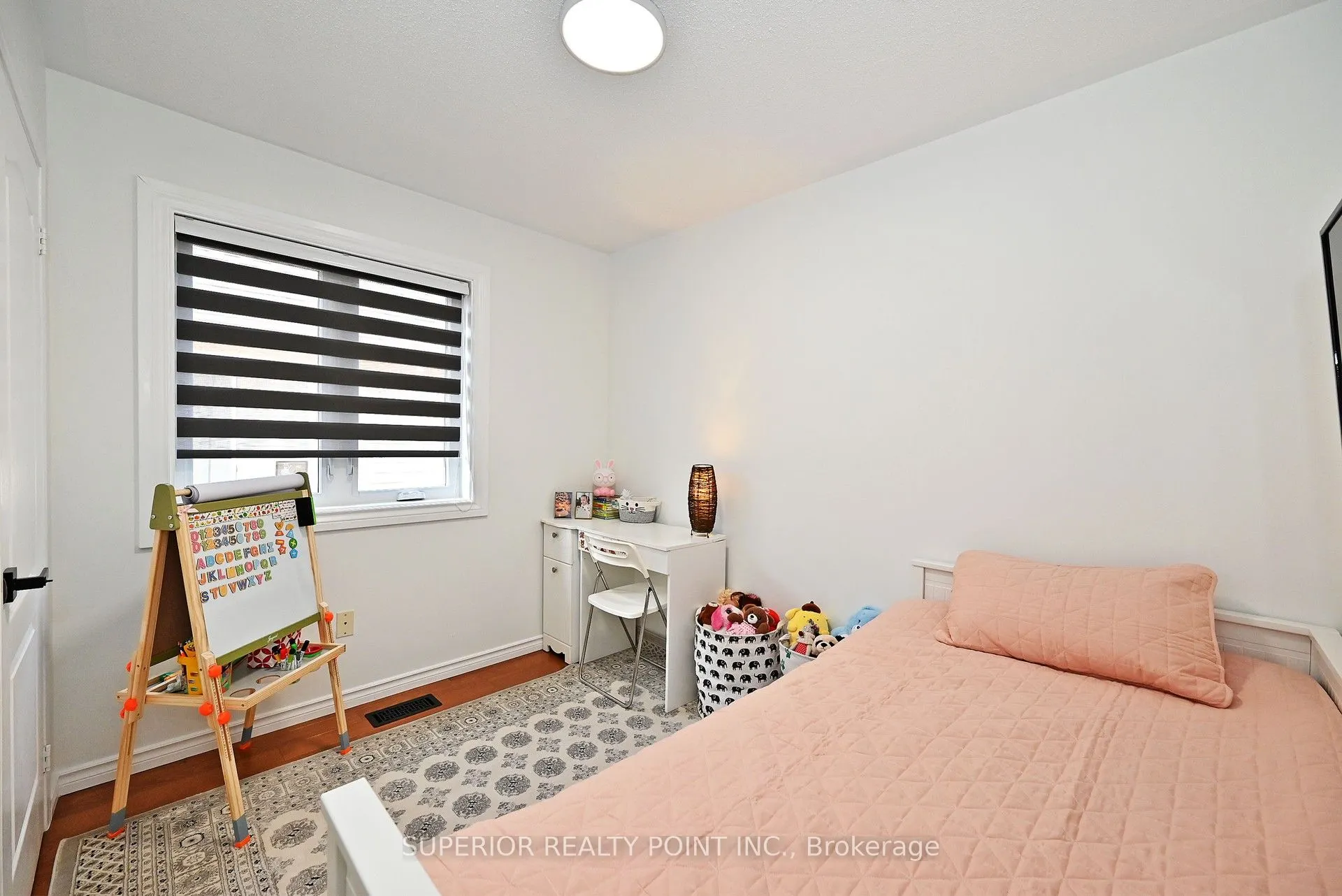 908 Oaktree Crescent