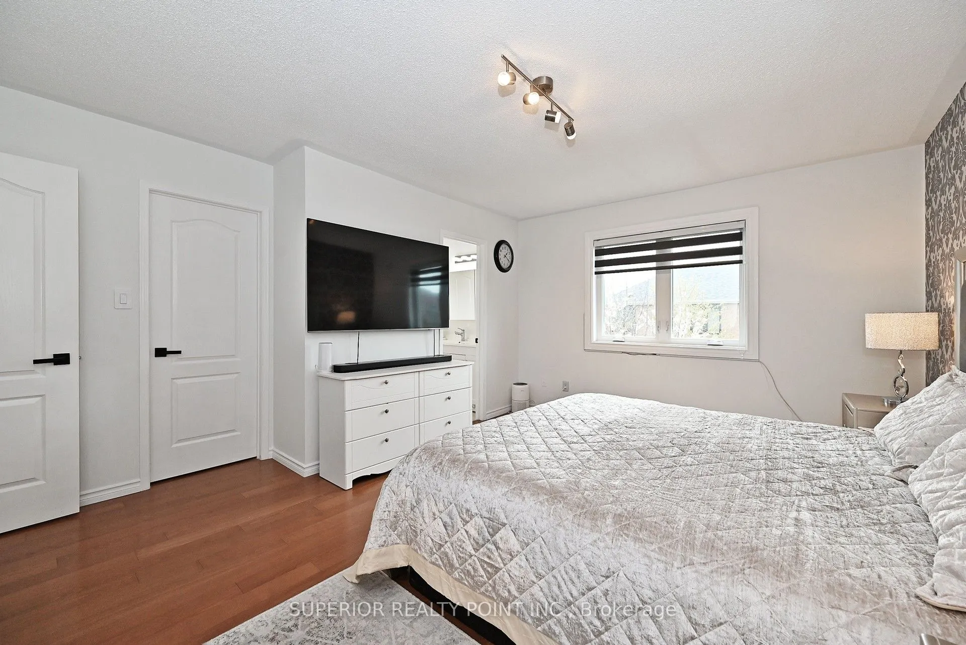 908 Oaktree Crescent