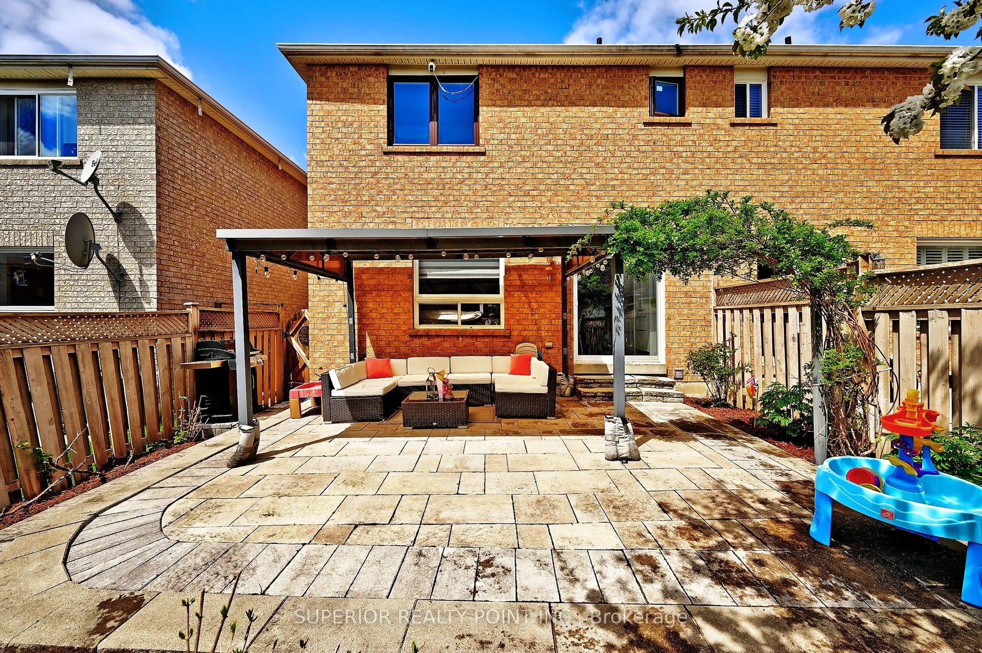908 Oaktree Crescent