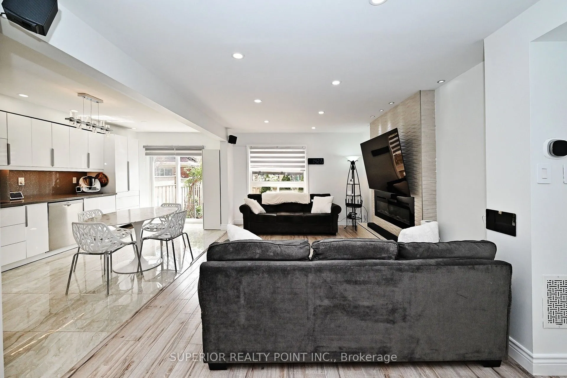 908 Oaktree Crescent