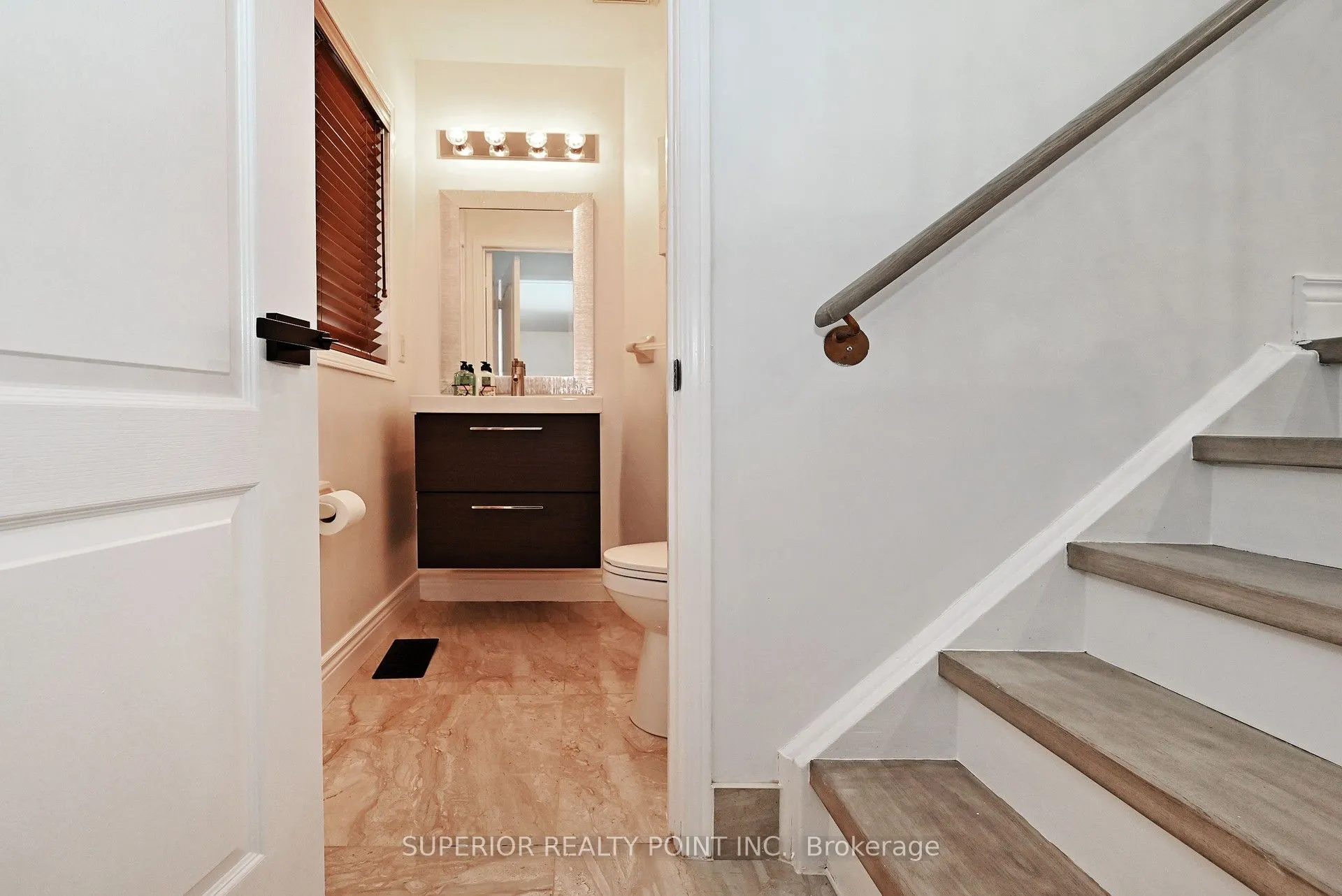 908 Oaktree Crescent