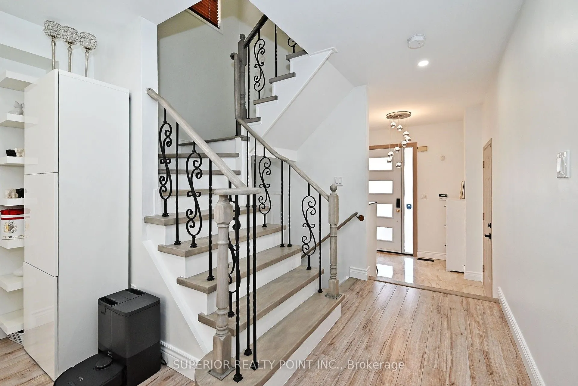 908 Oaktree Crescent