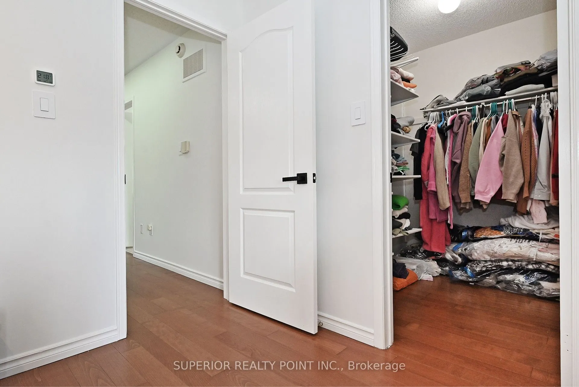 908 Oaktree Crescent