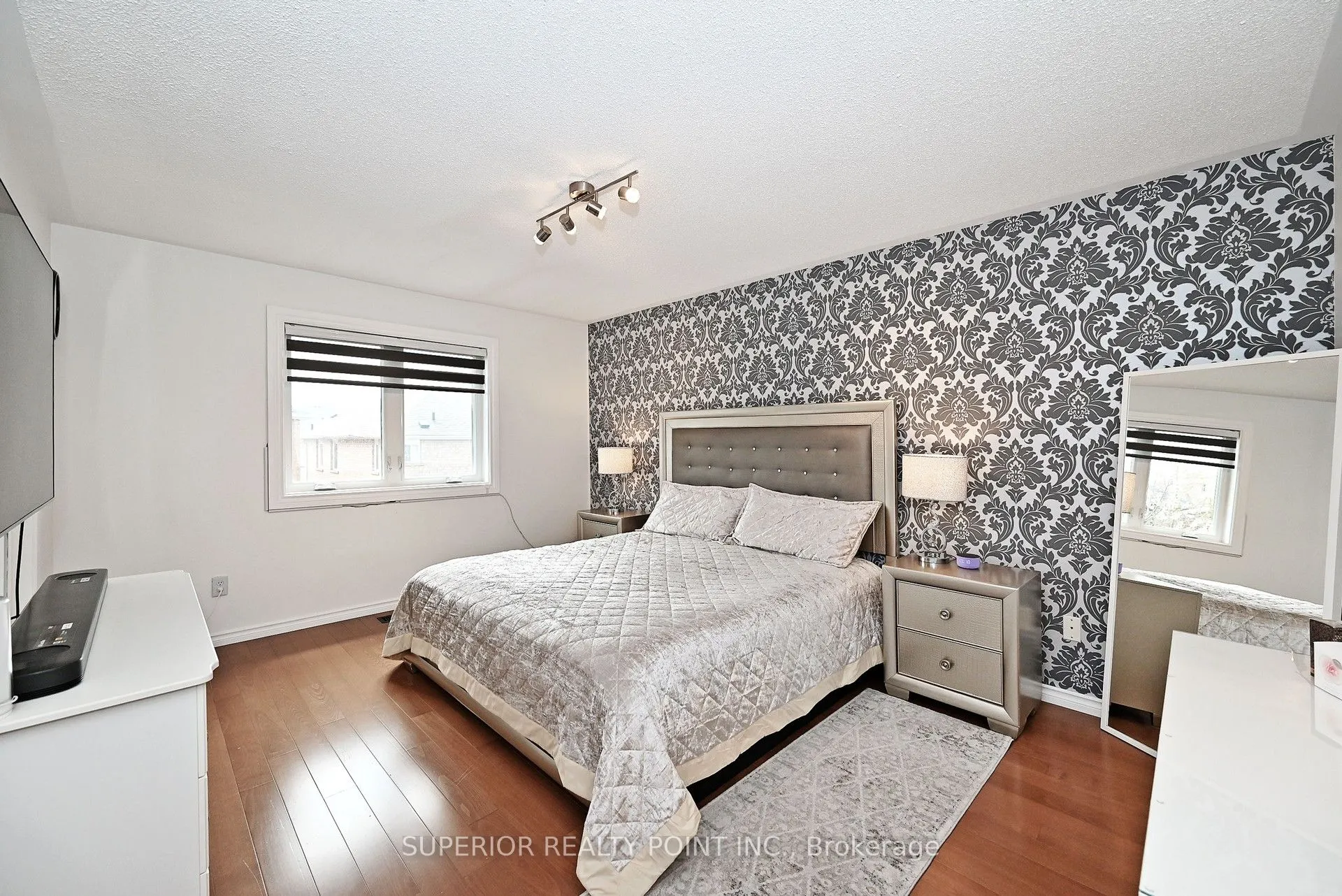 908 Oaktree Crescent