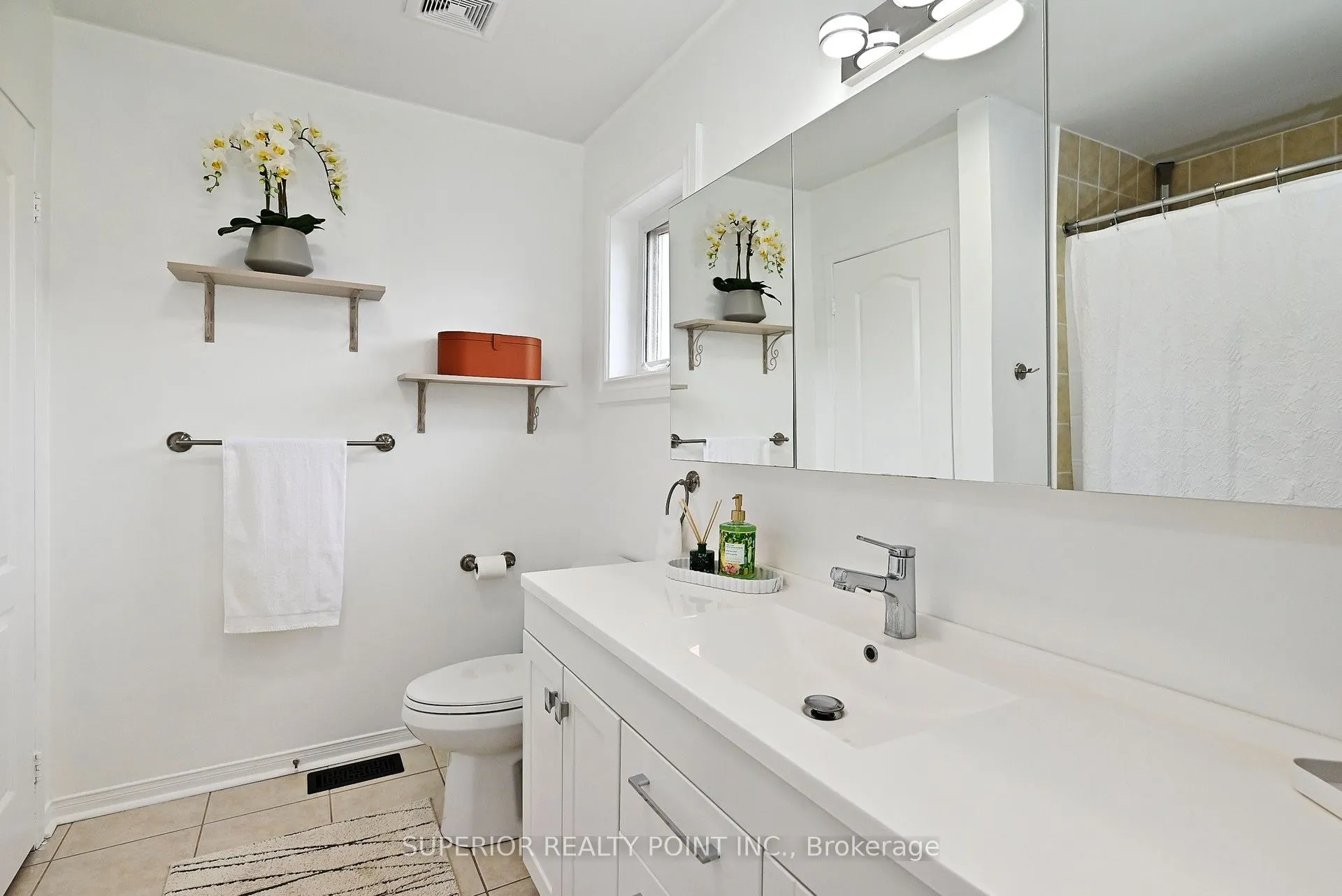 908 Oaktree Crescent