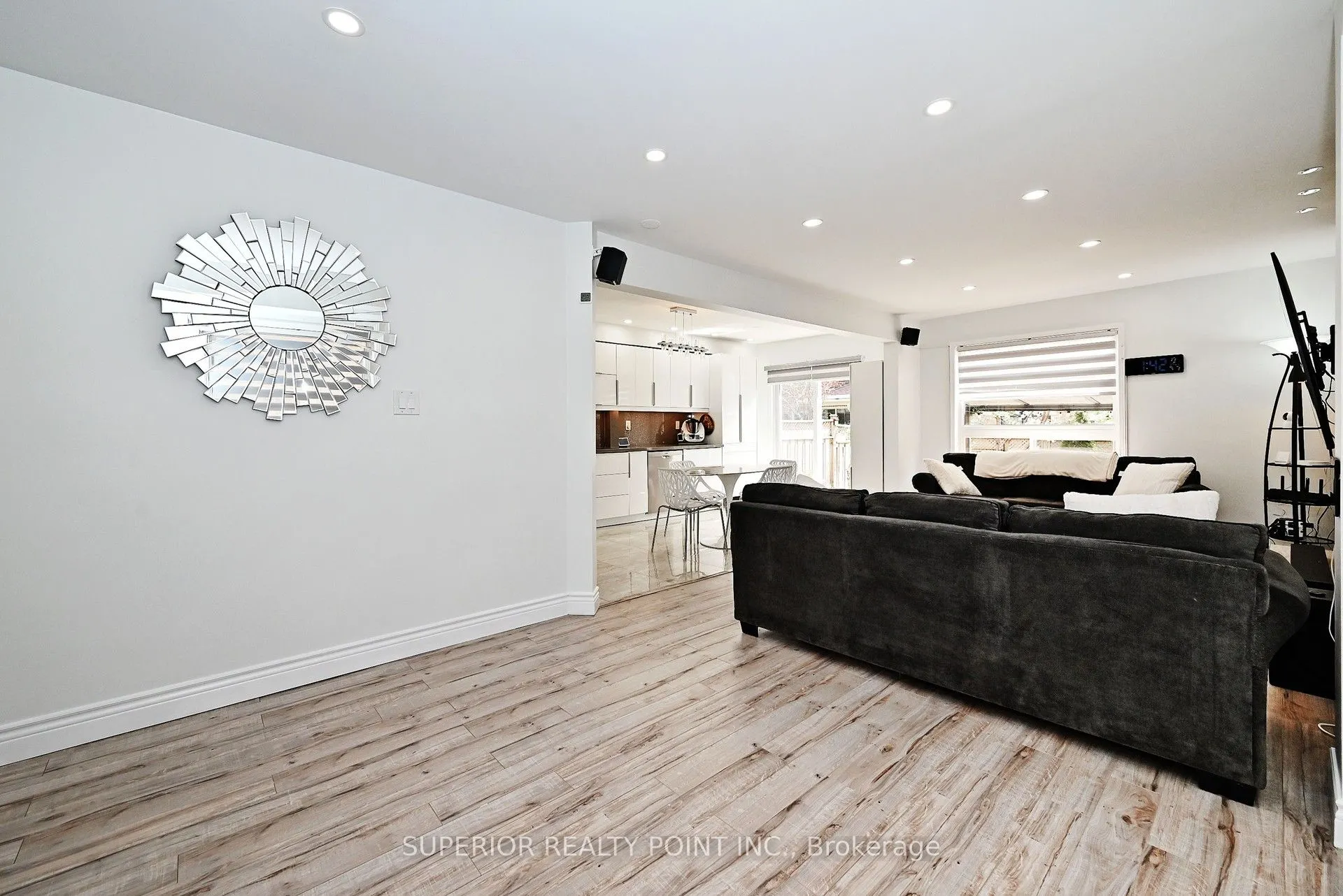 908 Oaktree Crescent