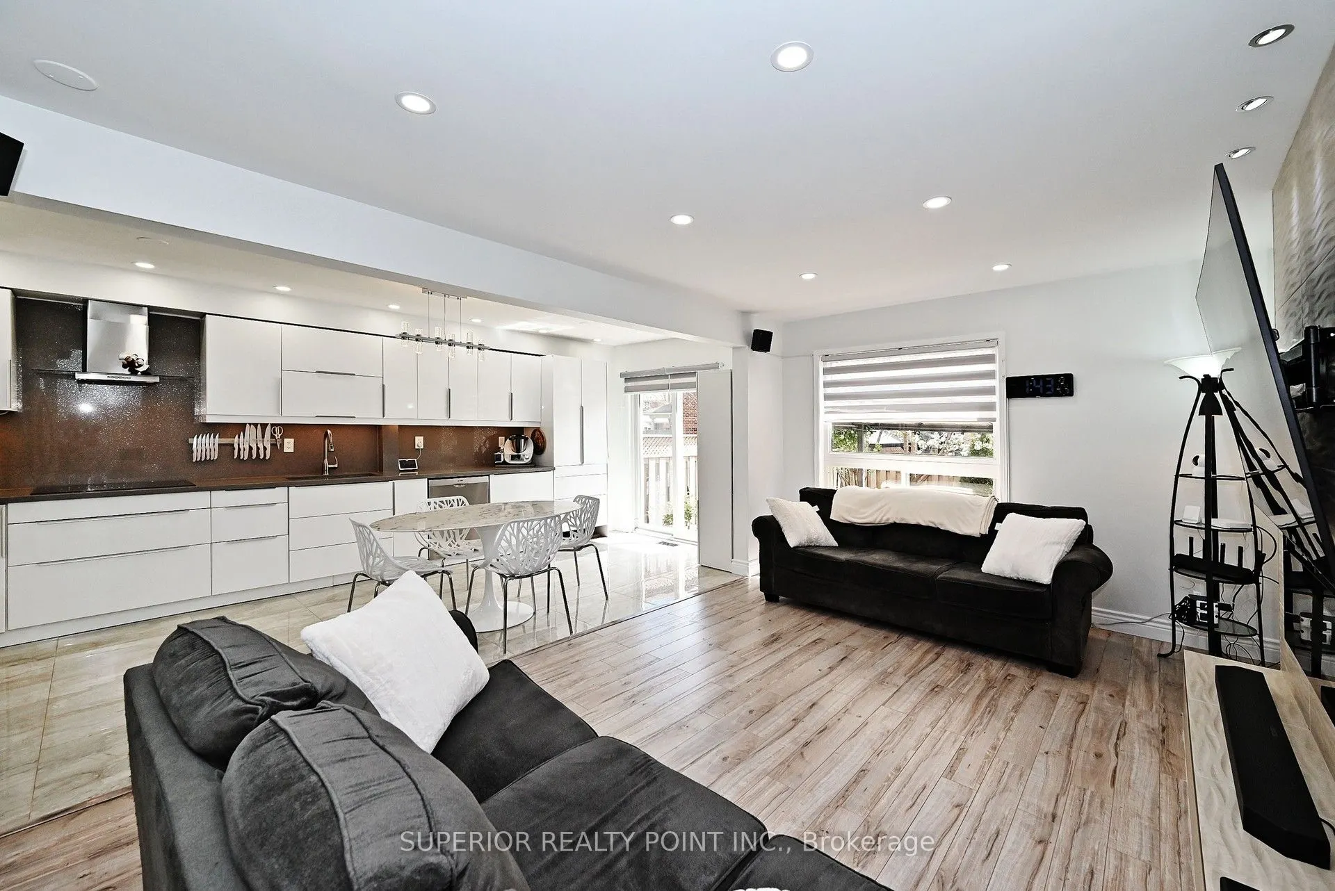 908 Oaktree Crescent