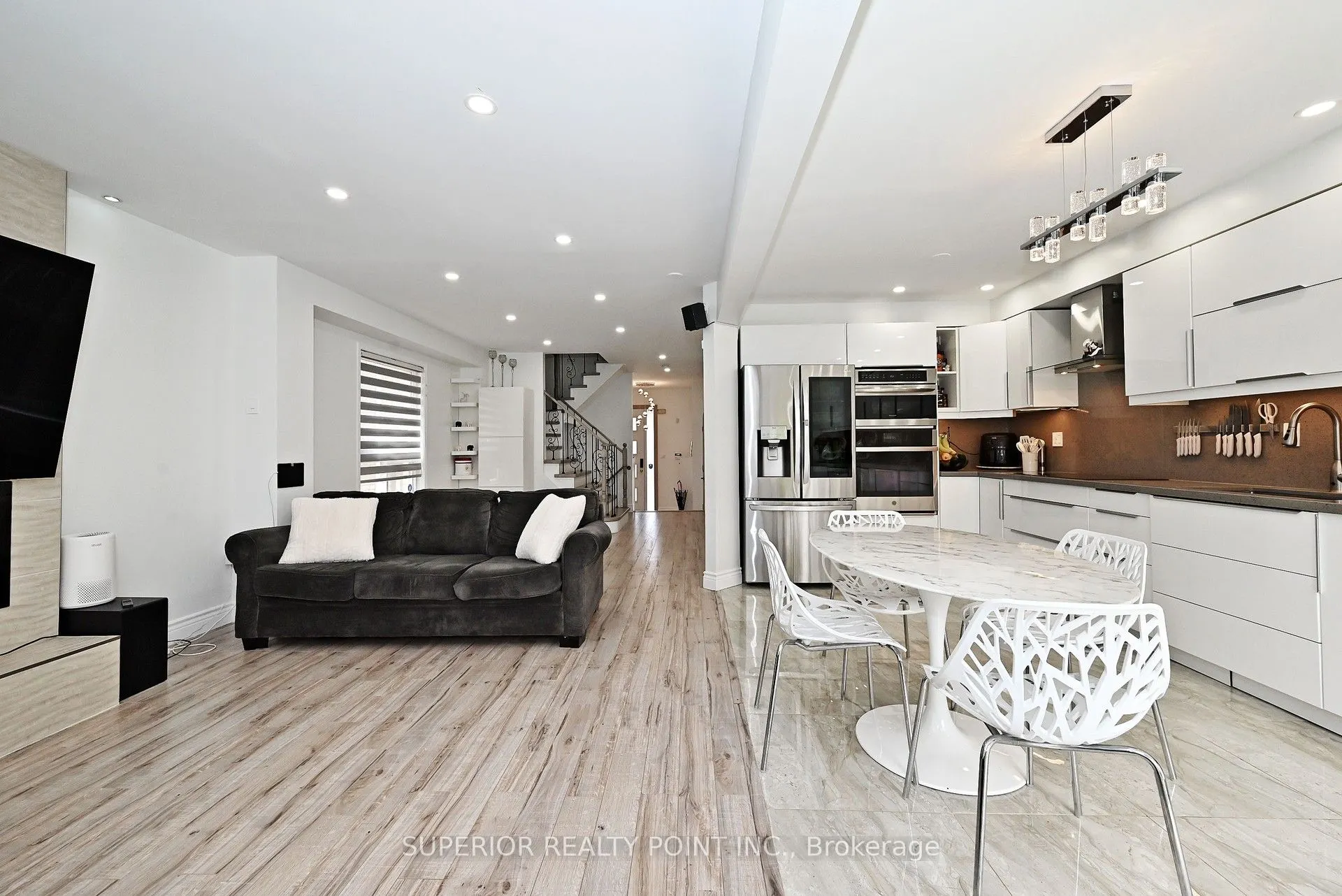908 Oaktree Crescent