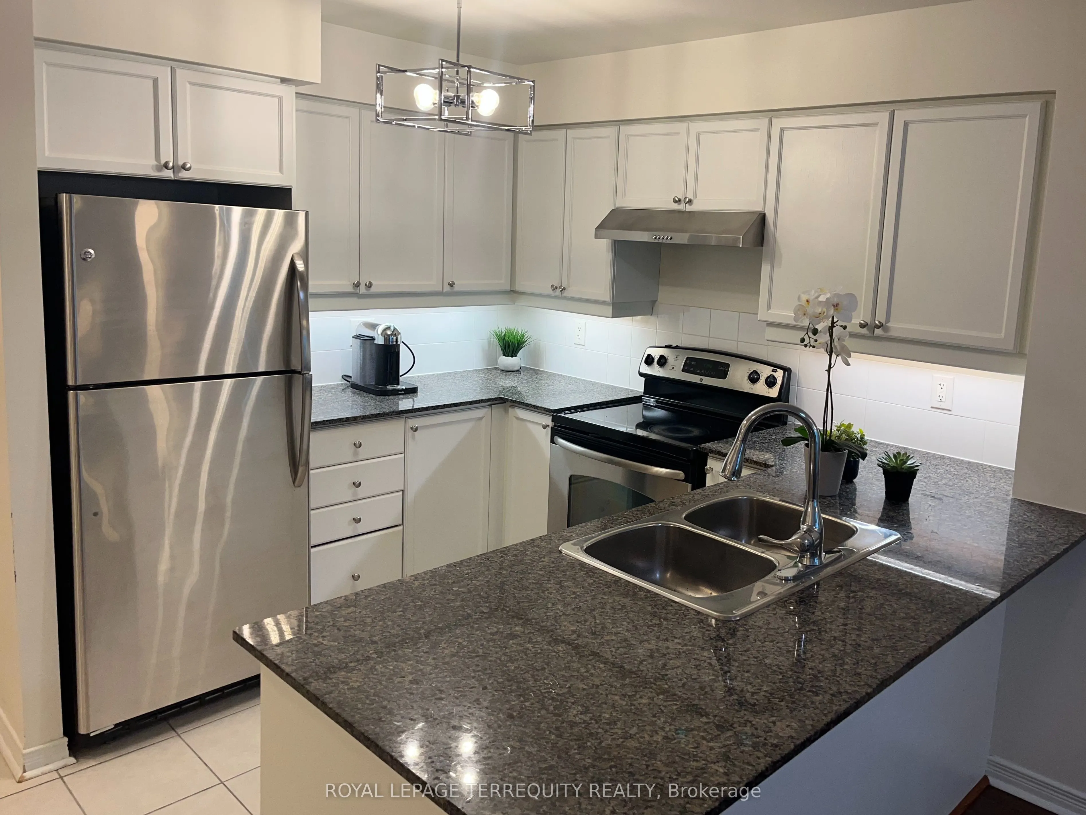 185 Oneida Crescent, #812
