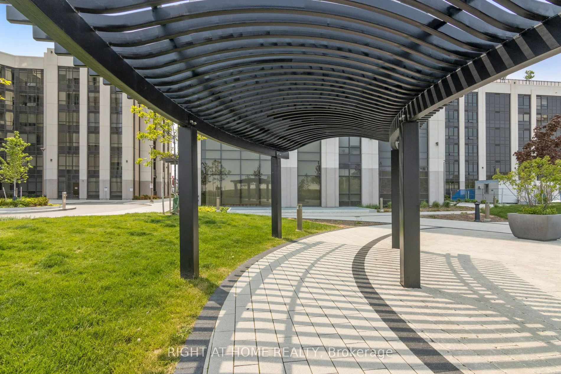 9085 Jane Street, #422
