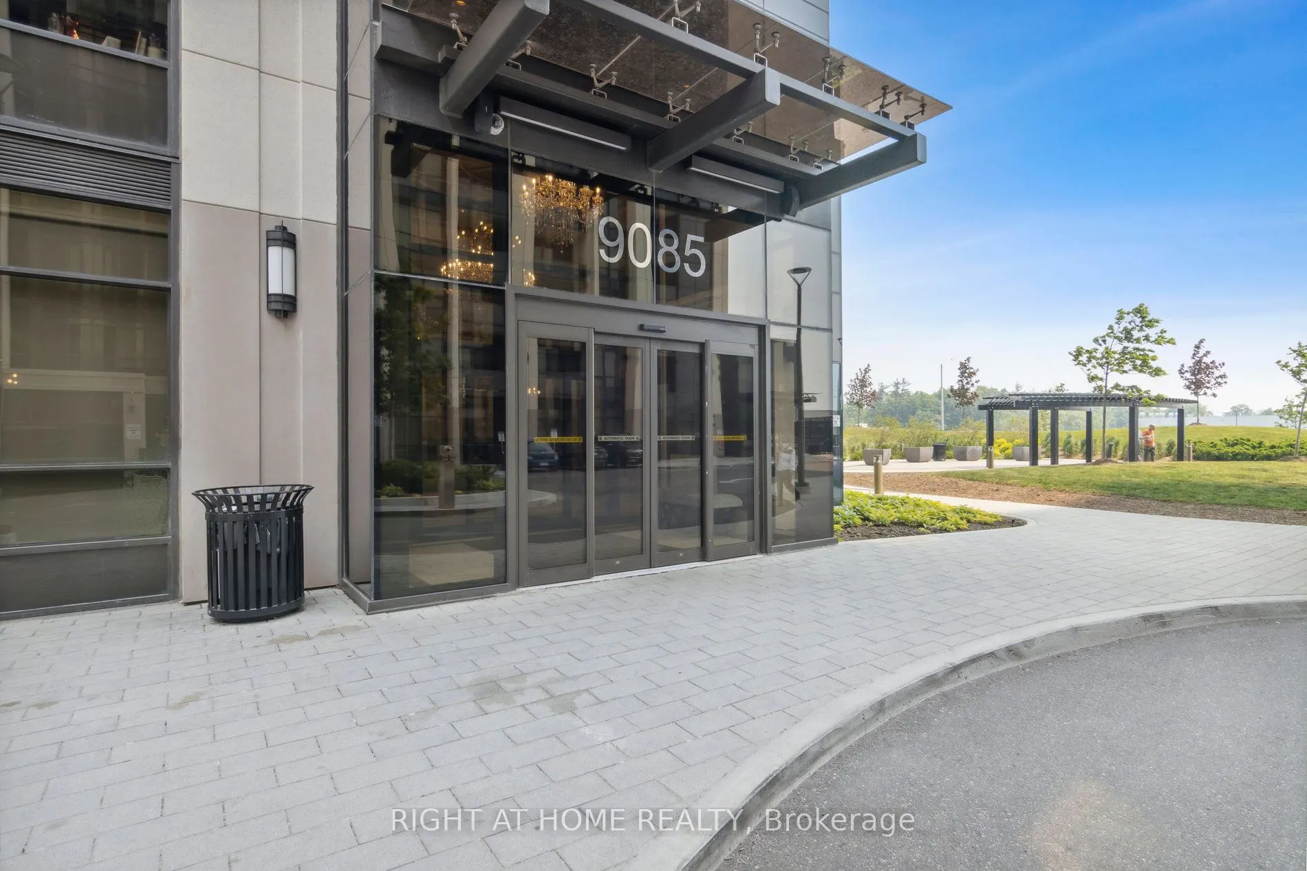 9085 Jane Street, #422