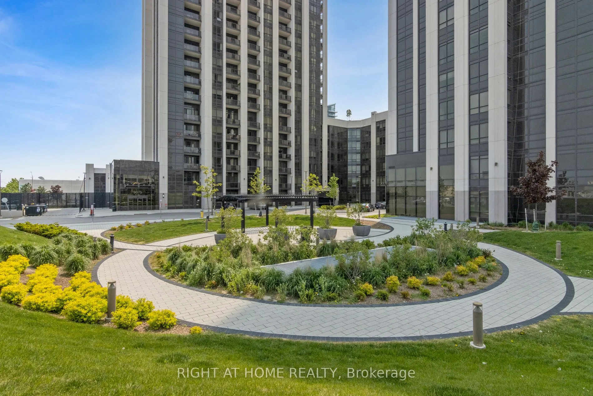 9085 Jane Street, #422