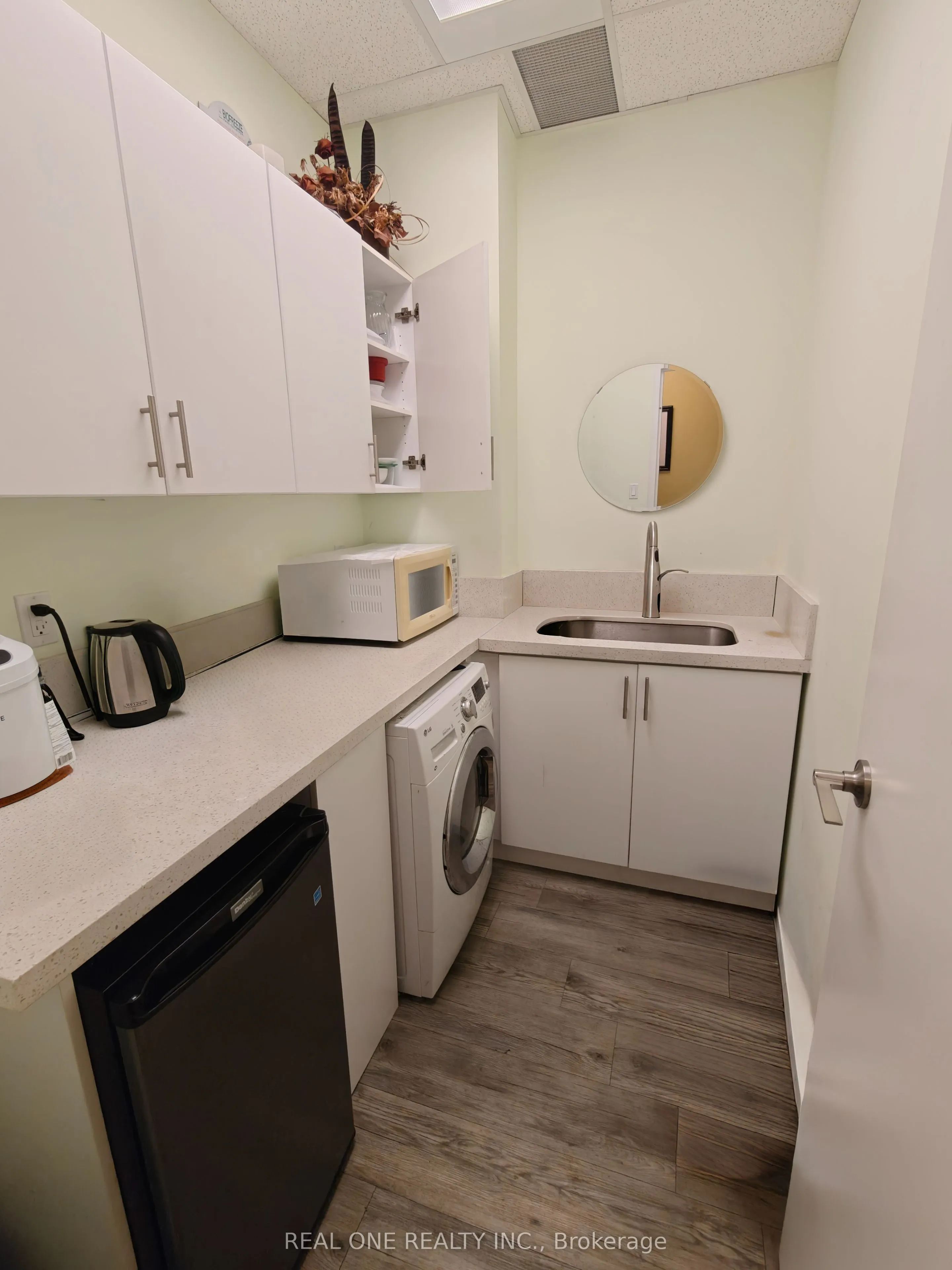 7191 Yonge Street, #204