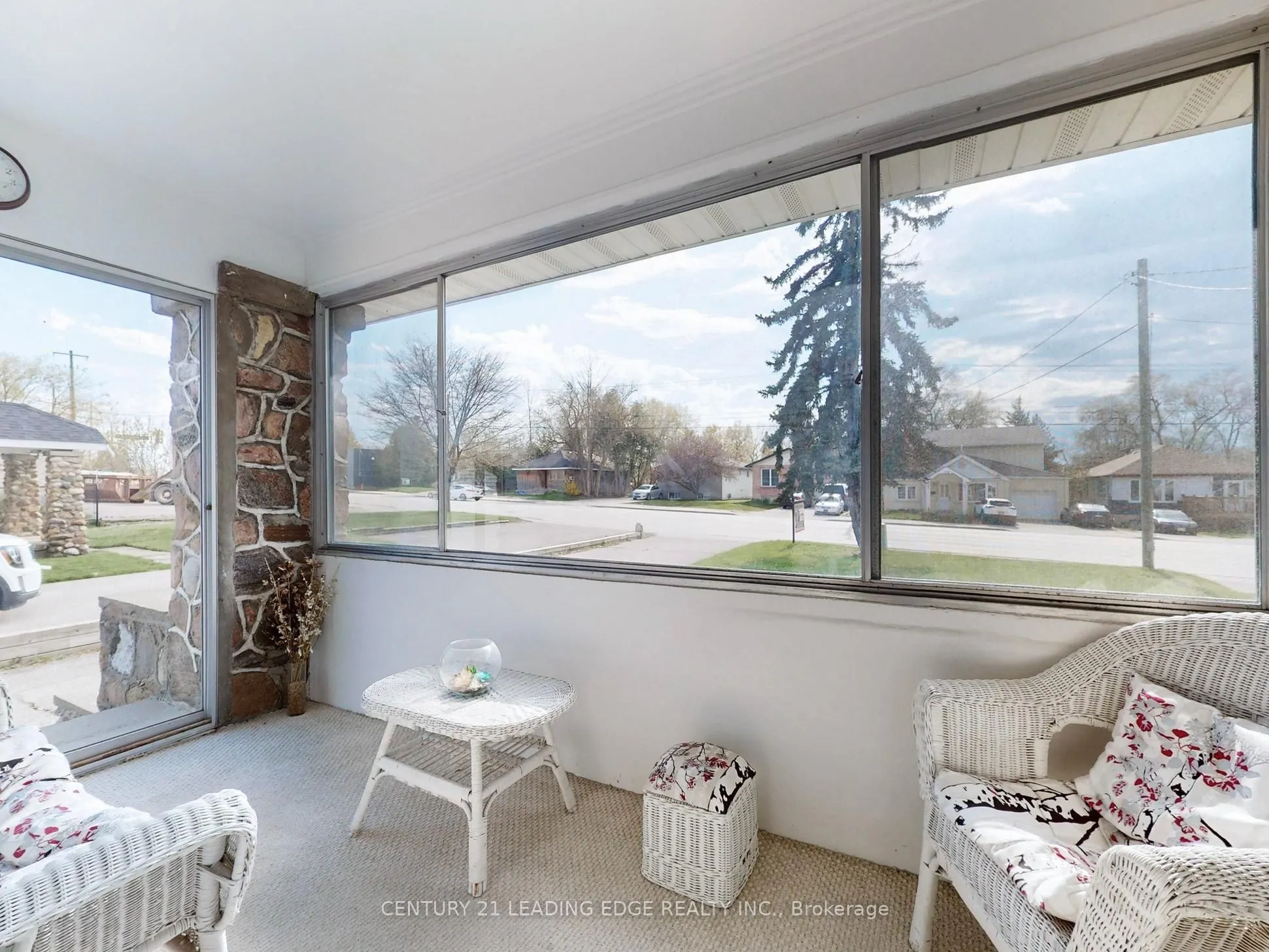 393 The Queensway S