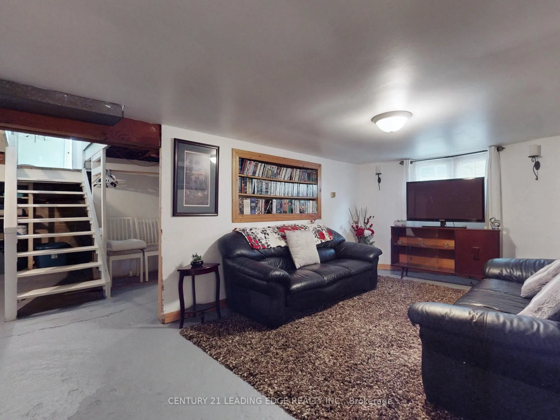 393 The Queensway S