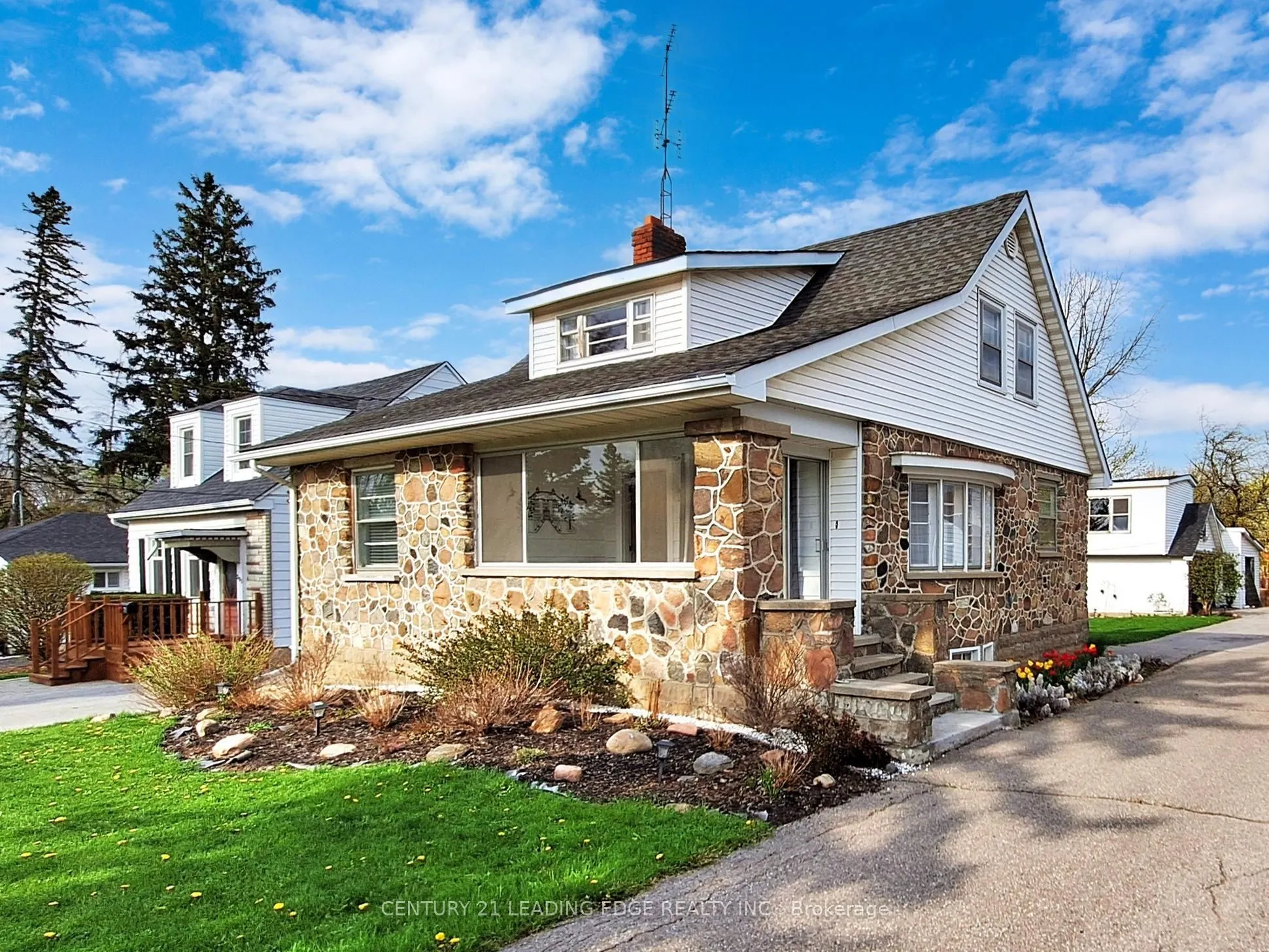 393 The Queensway S