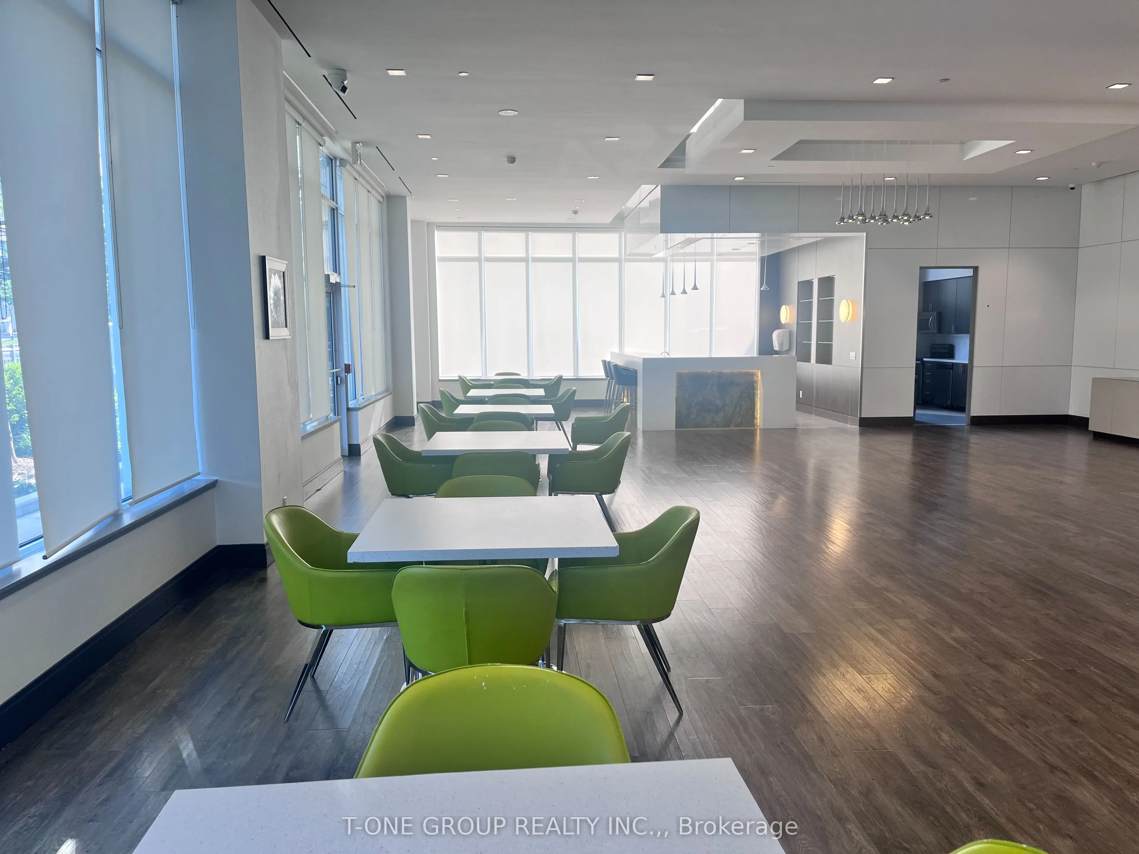 7890 Bathurst Street, #212