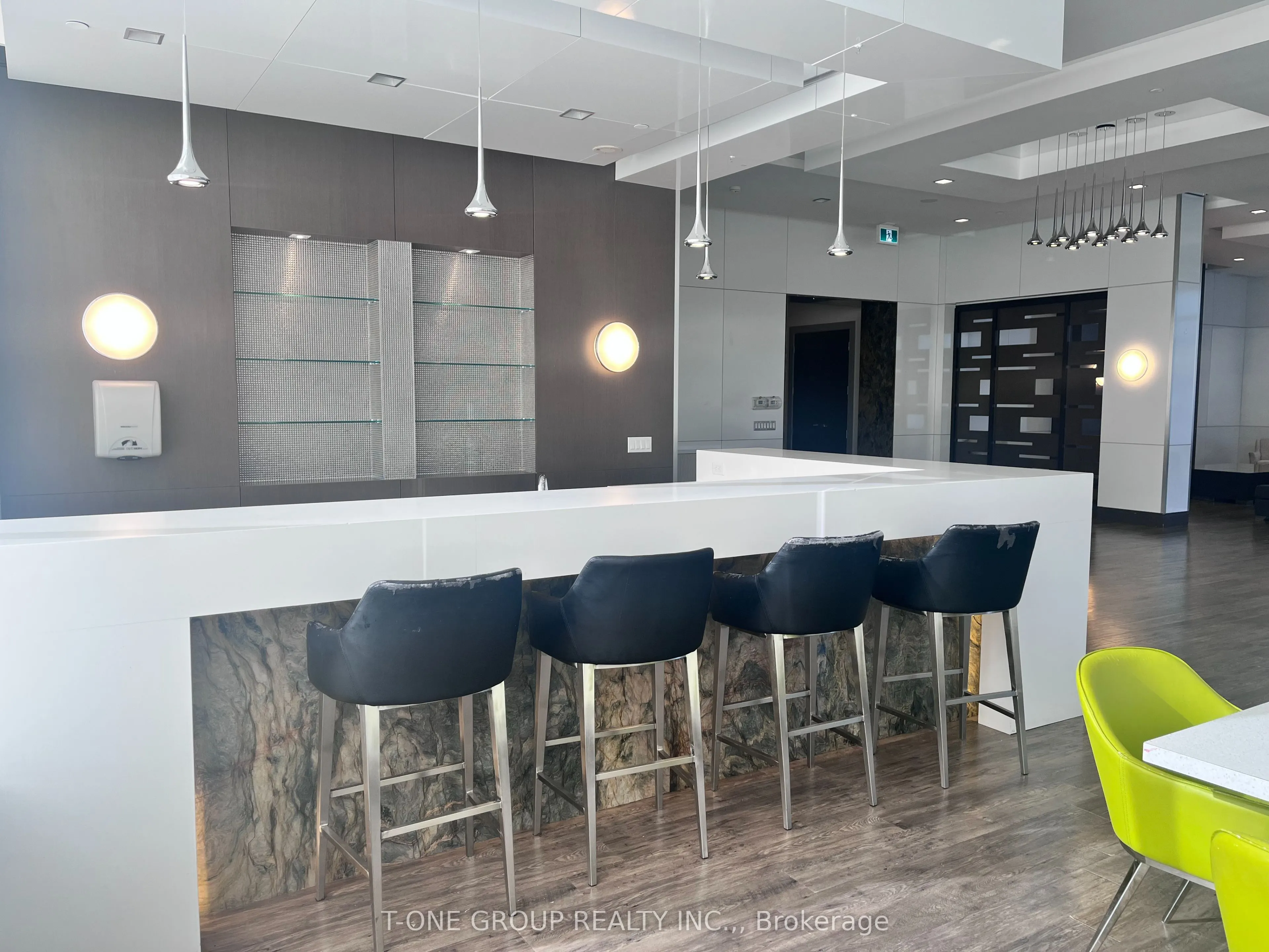 7890 Bathurst Street, #212