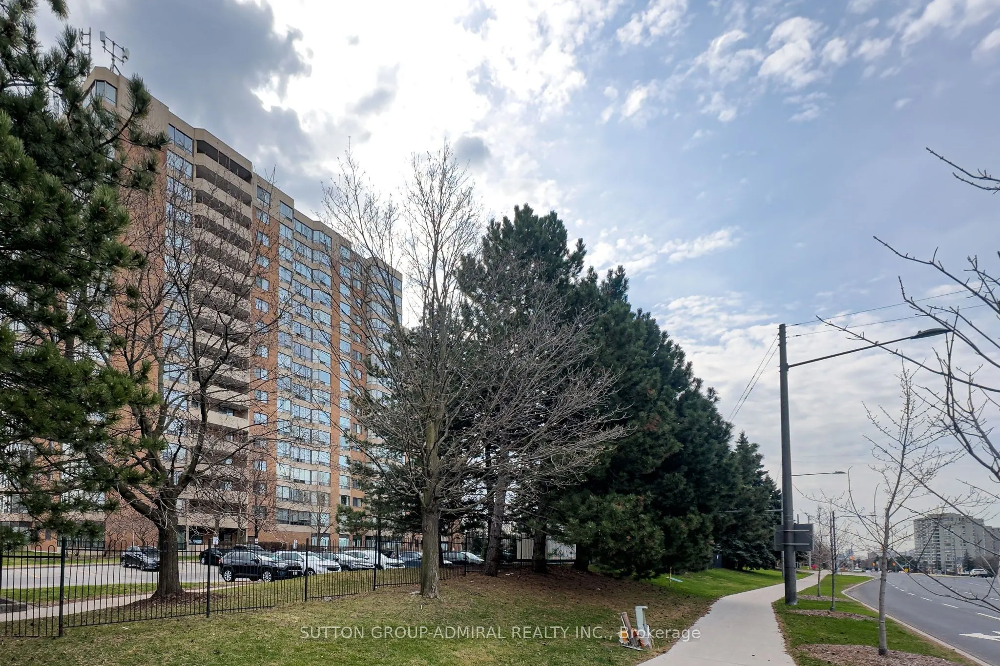7601 Bathurst Street, #908