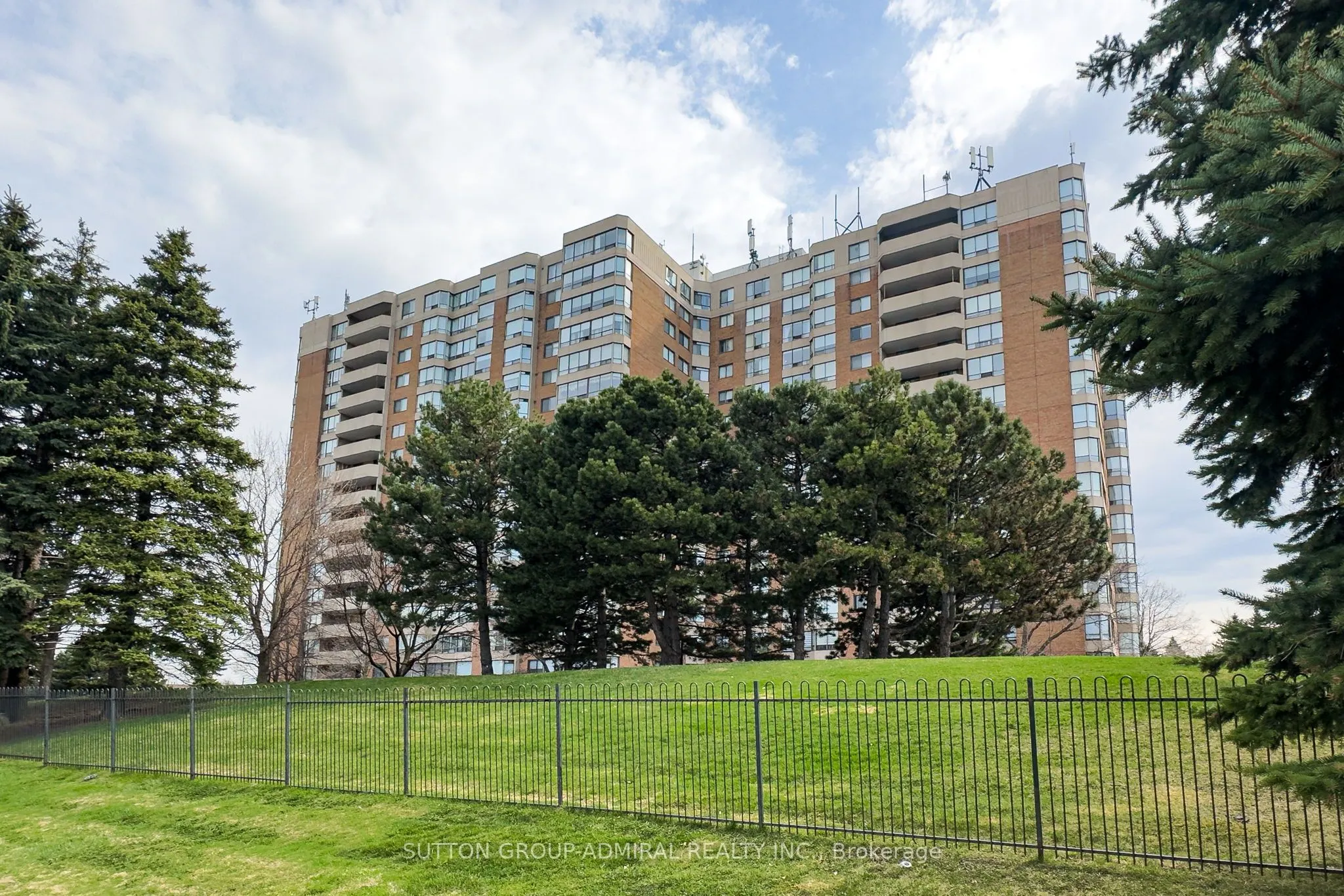 7601 Bathurst Street, #908