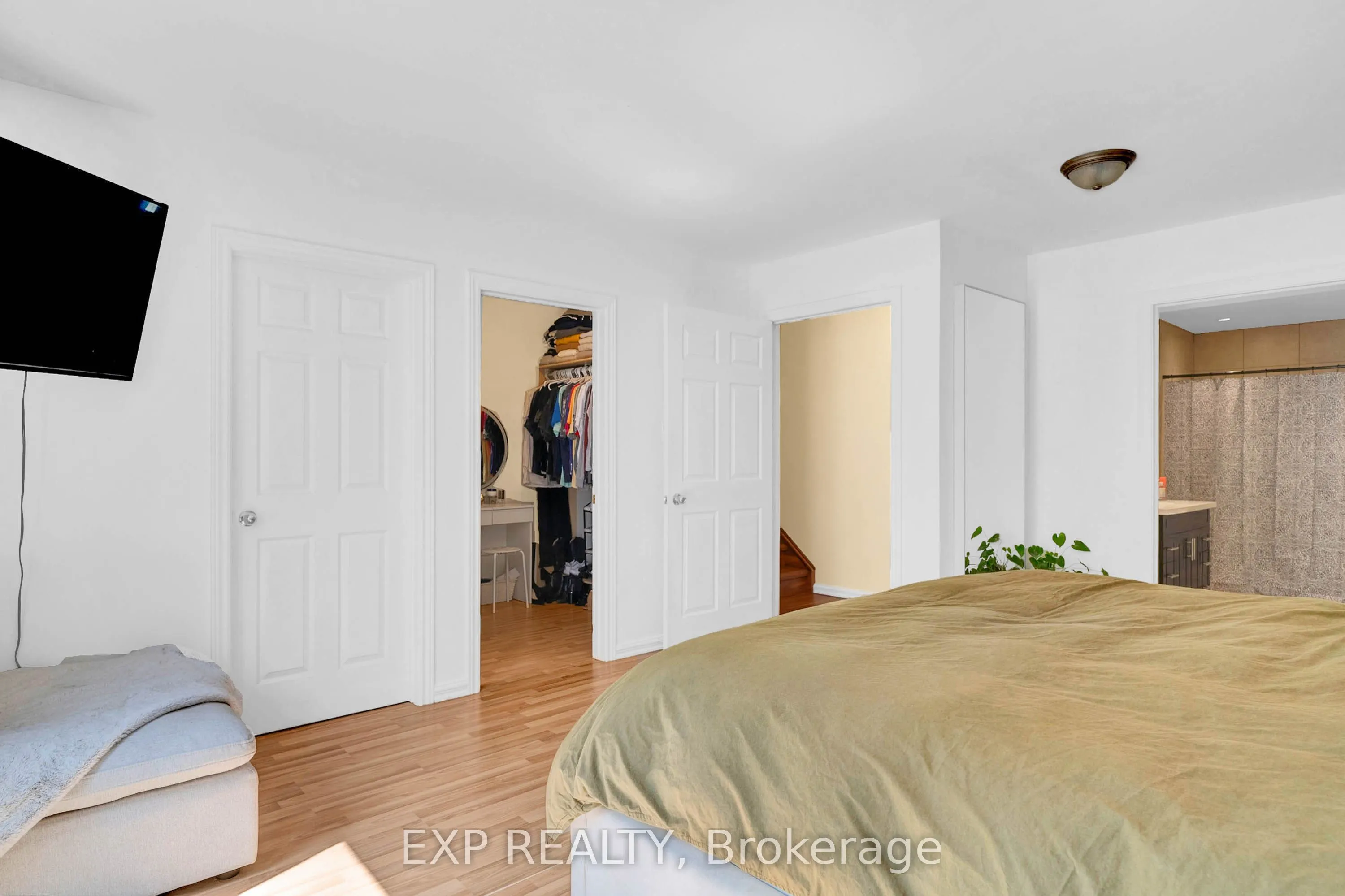 394 The Queensway Street S