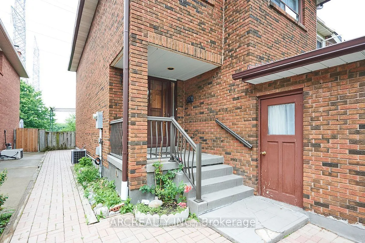 28 Oakmount Crescent