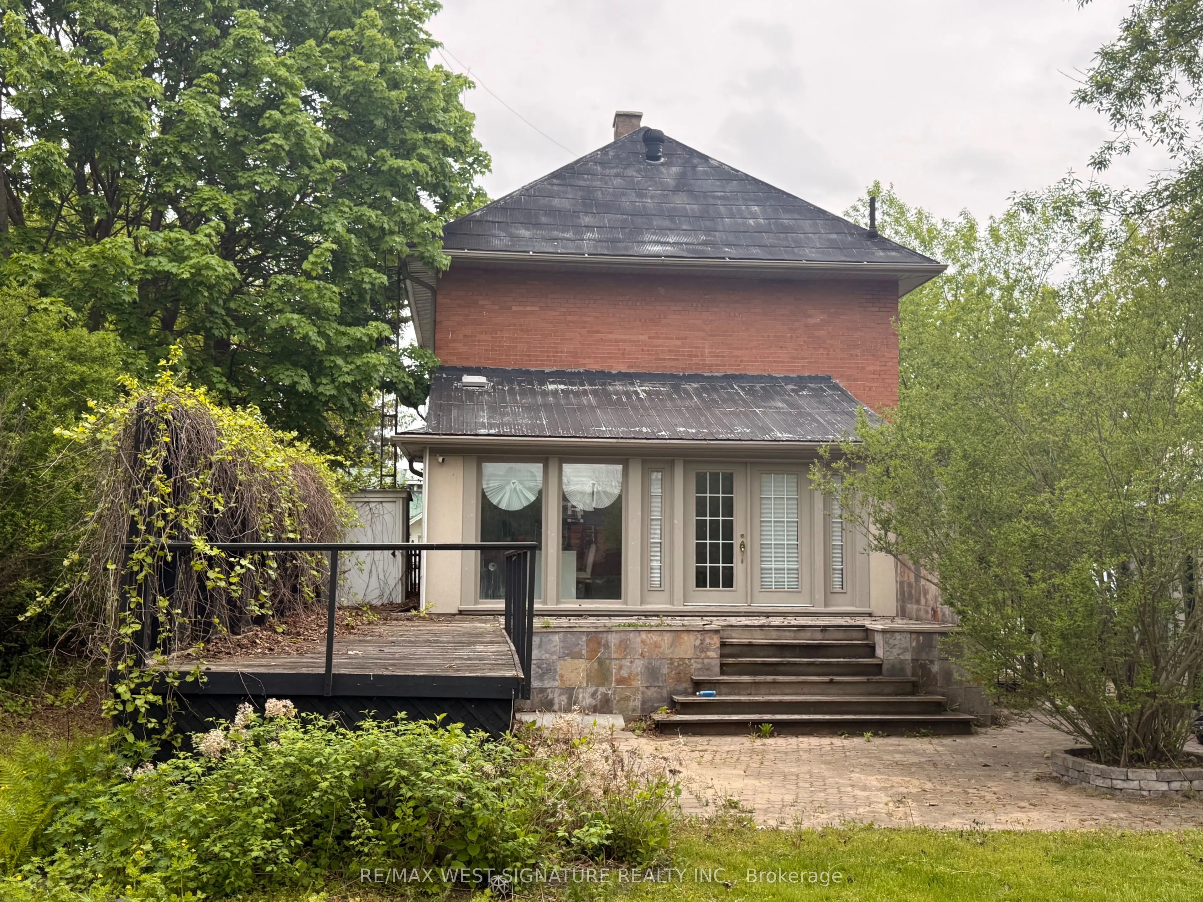 195 Victoria Street W