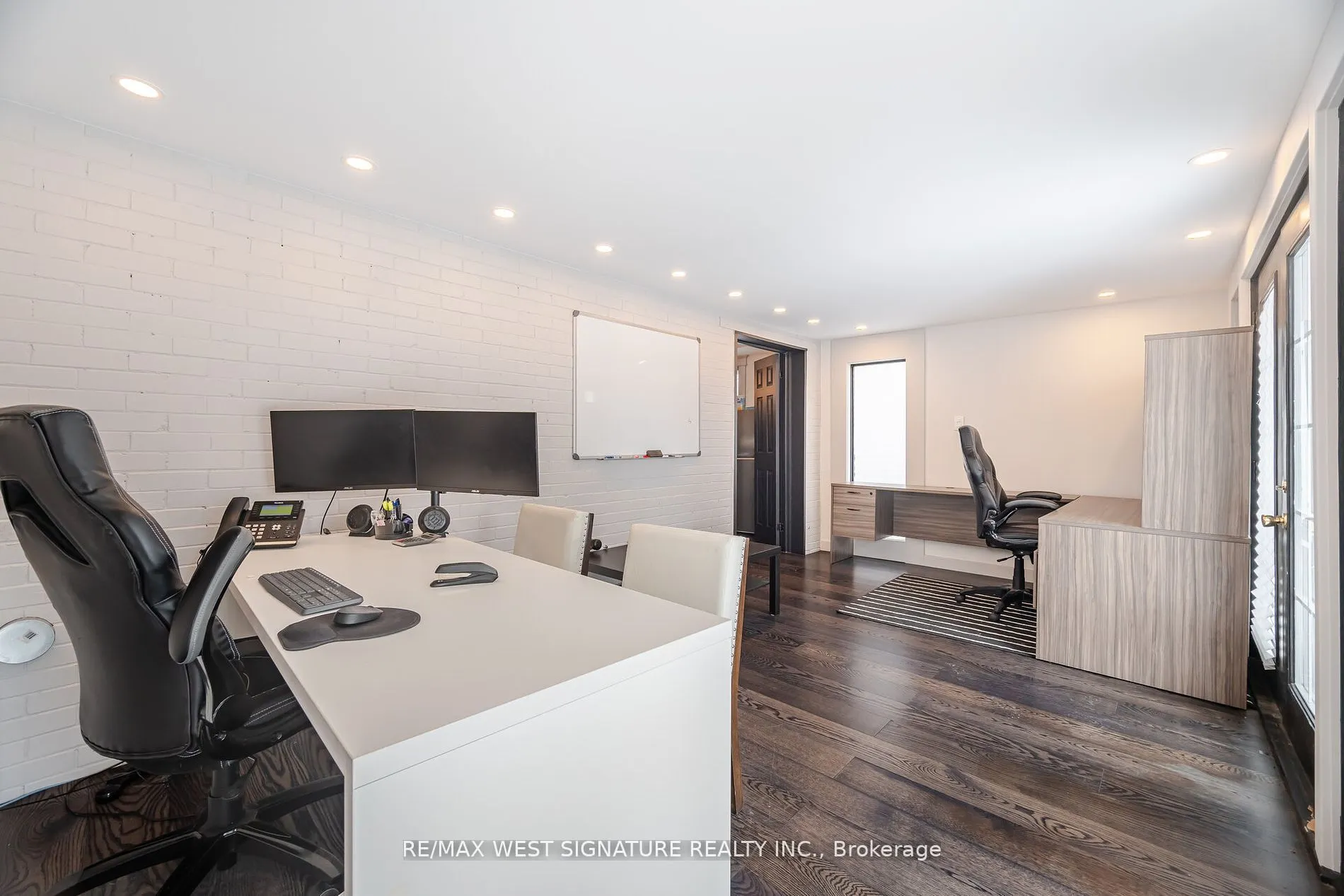 195 Victoria Street W