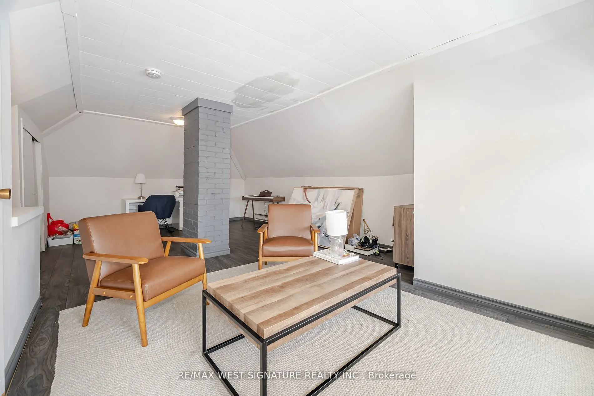195 Victoria Street W