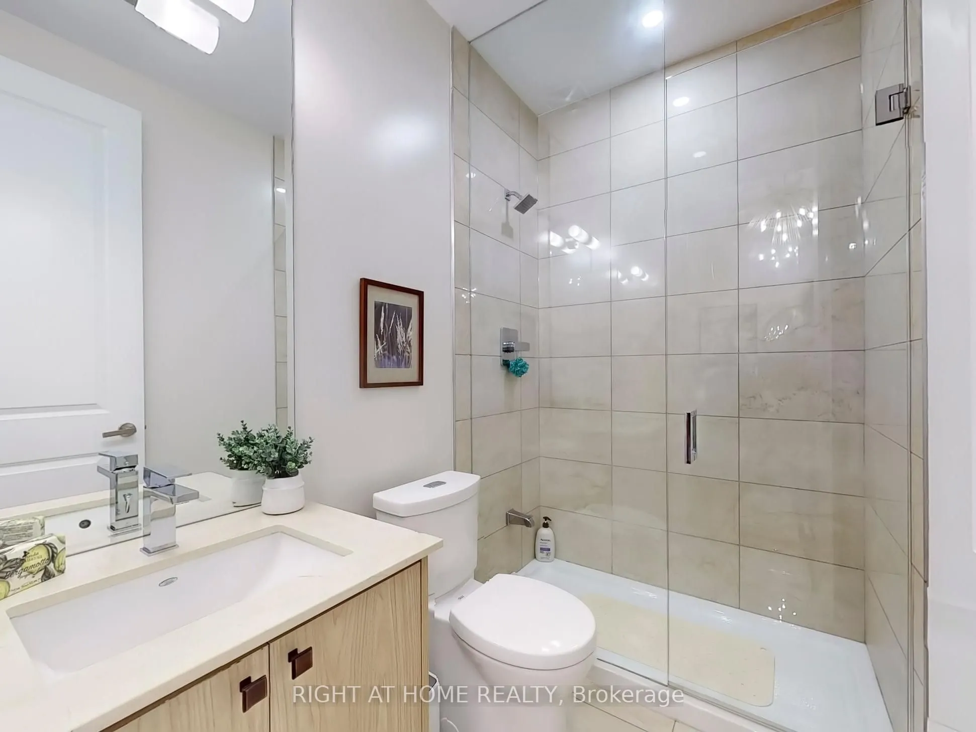 9075 Jane Street #106