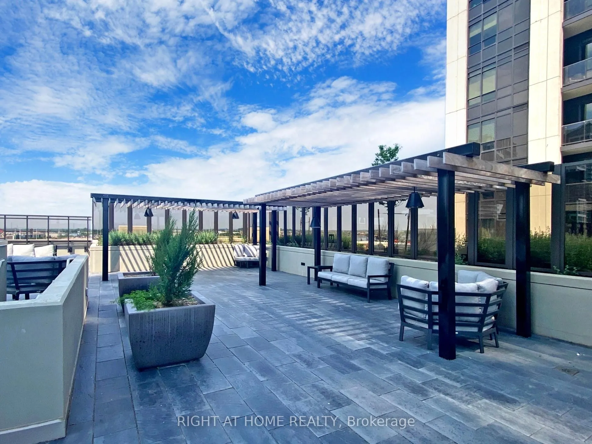9075 Jane Street #106