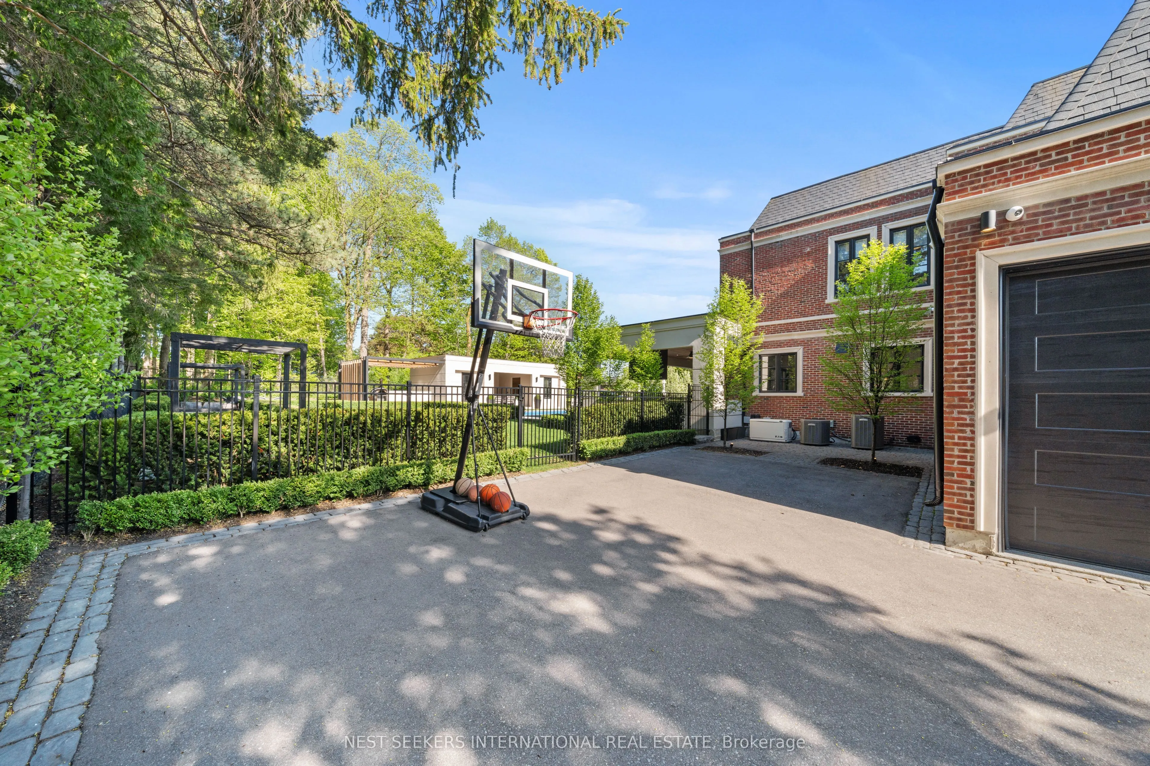 6 Forestave Crescent