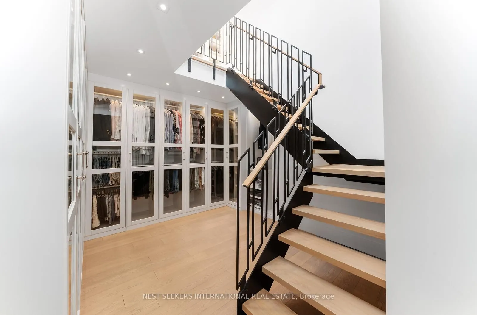 6 Forestave Crescent